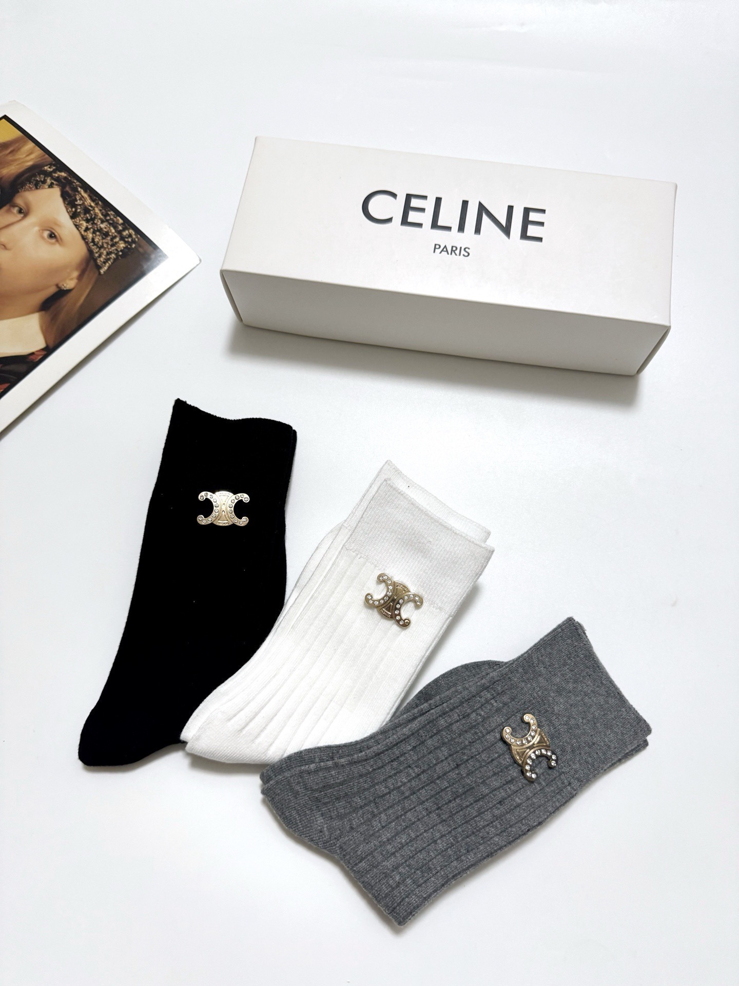  配包装
🌟【一盒3双】
 🌟Celine 赛琳 经典字母logo 纯棉中筒袜  ins超火爆红人同款，