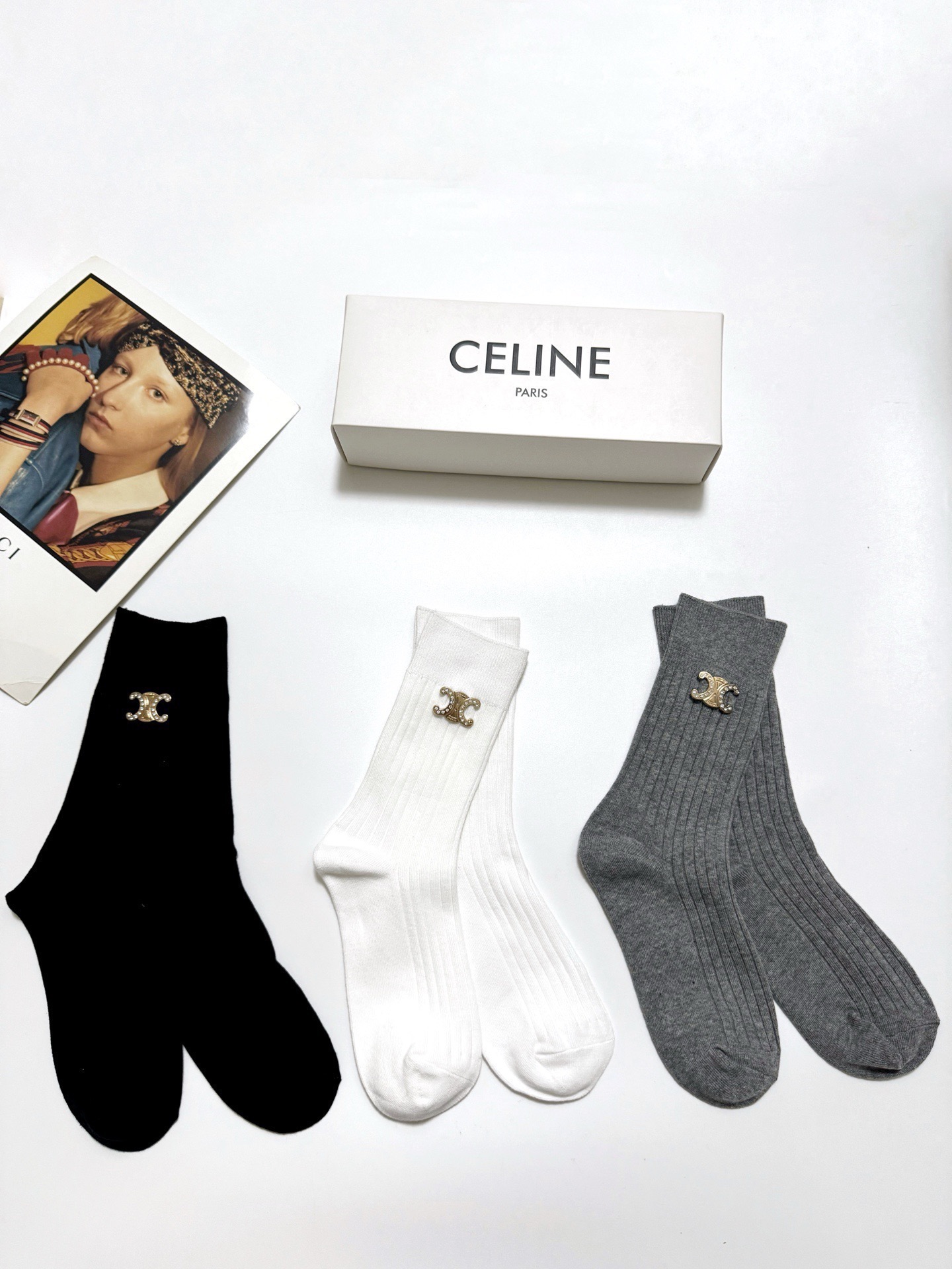  配包装
🌟【一盒3双】
 🌟Celine 赛琳 经典字母logo 纯棉中筒袜  ins超火爆红人同款，
