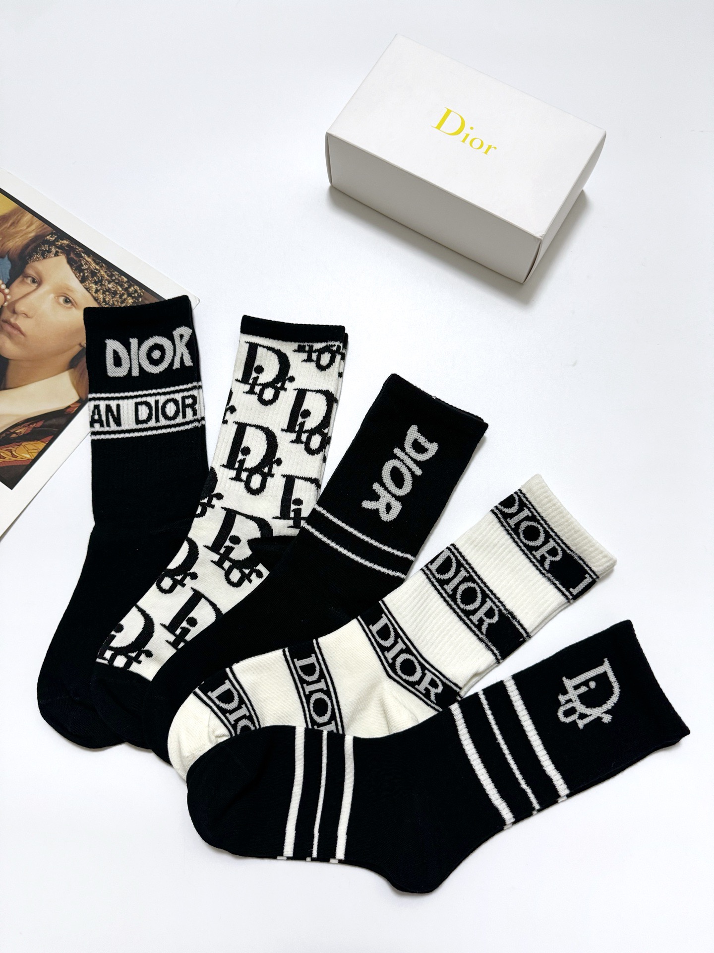  配包装
🌟【一盒5 双】
 🌟Dior 迪奥 经典字母logo 纯棉中筒袜   ，ins超火爆配色，纯