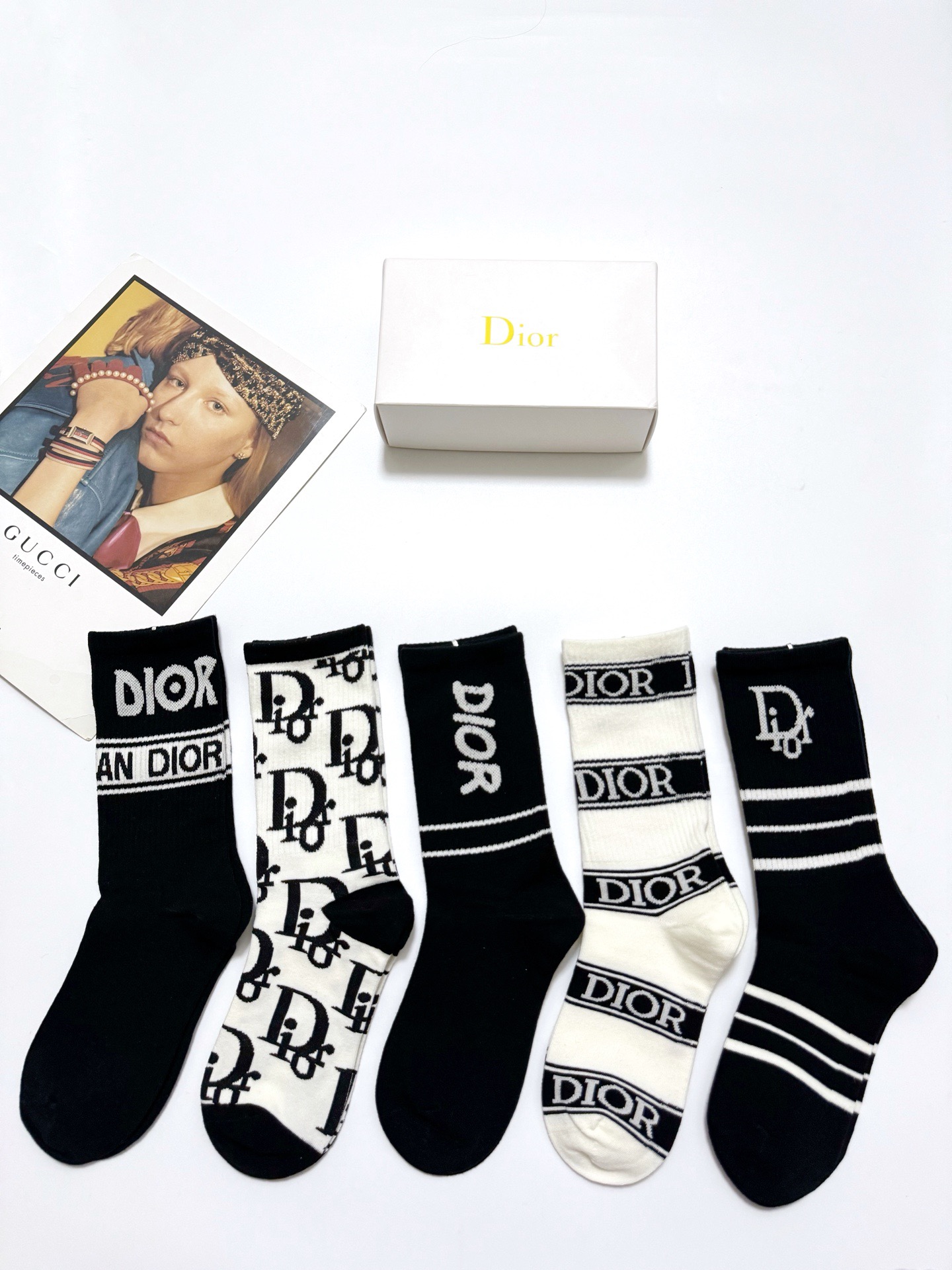  配包装
🌟【一盒5 双】
 🌟Dior 迪奥 经典字母logo 纯棉中筒袜   ，ins超火爆配色，纯