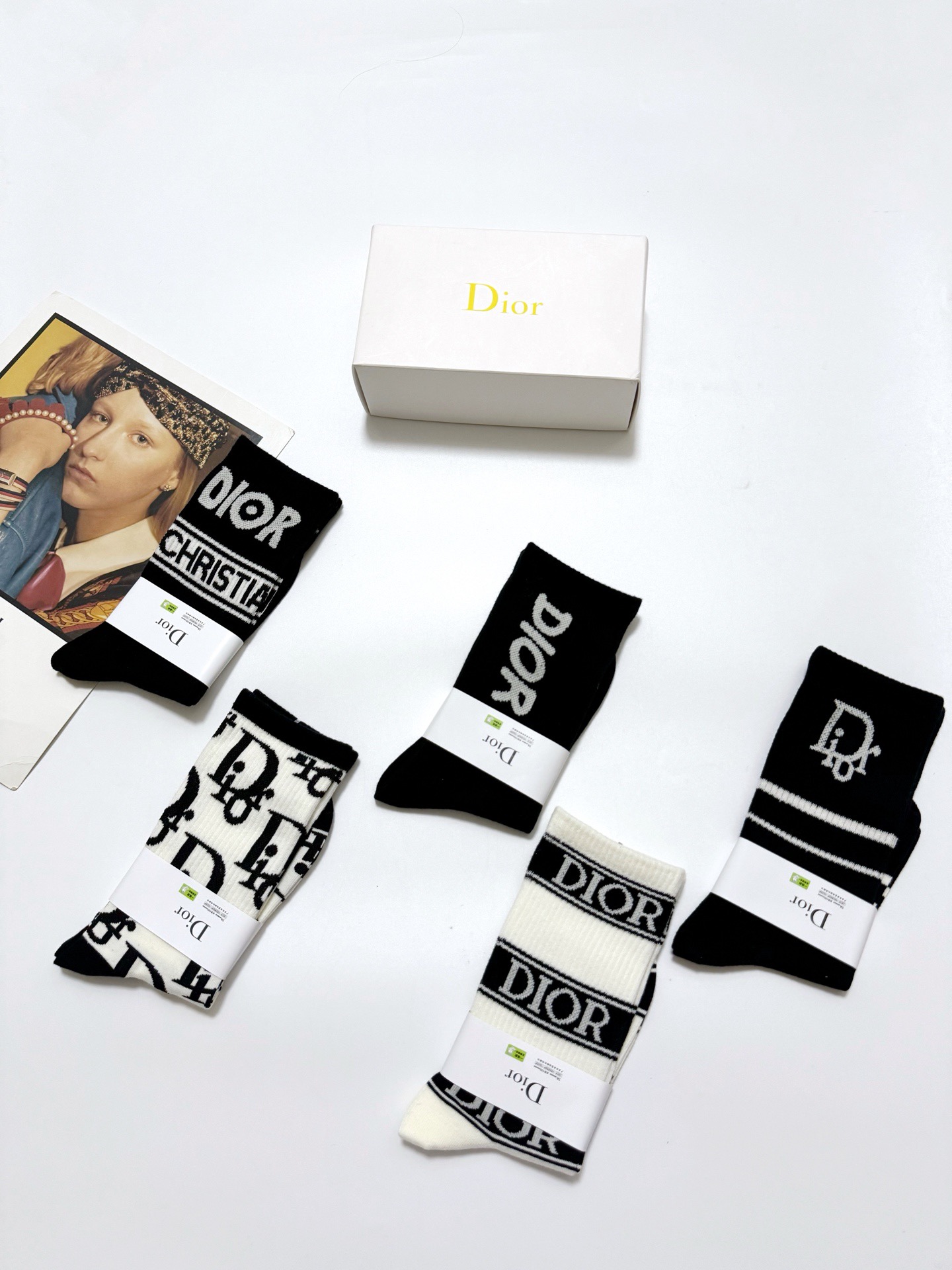  配包装
🌟【一盒5 双】
 🌟Dior 迪奥 经典字母logo 纯棉中筒袜   ，ins超火爆配色，纯