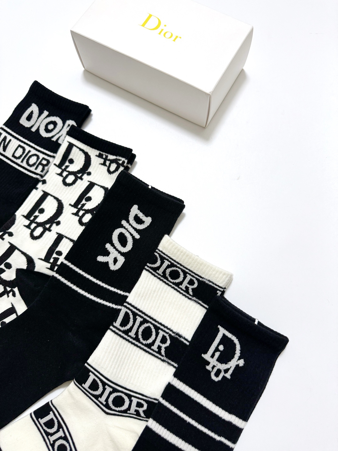  配包装
🌟【一盒5 双】
 🌟Dior 迪奥 经典字母logo 纯棉中筒袜   ，ins超火爆配色，纯
