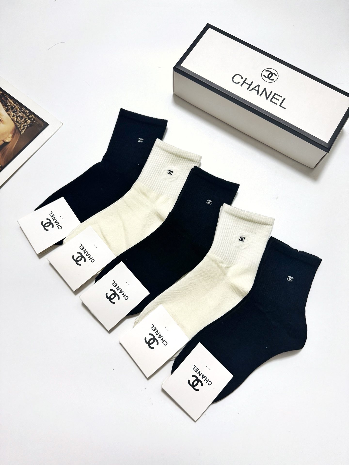  配包装
🌟【一盒5双】
🌟Chanel 香奈儿 经典字母logo 透气纯棉中筒袜  ，ins超火爆红人