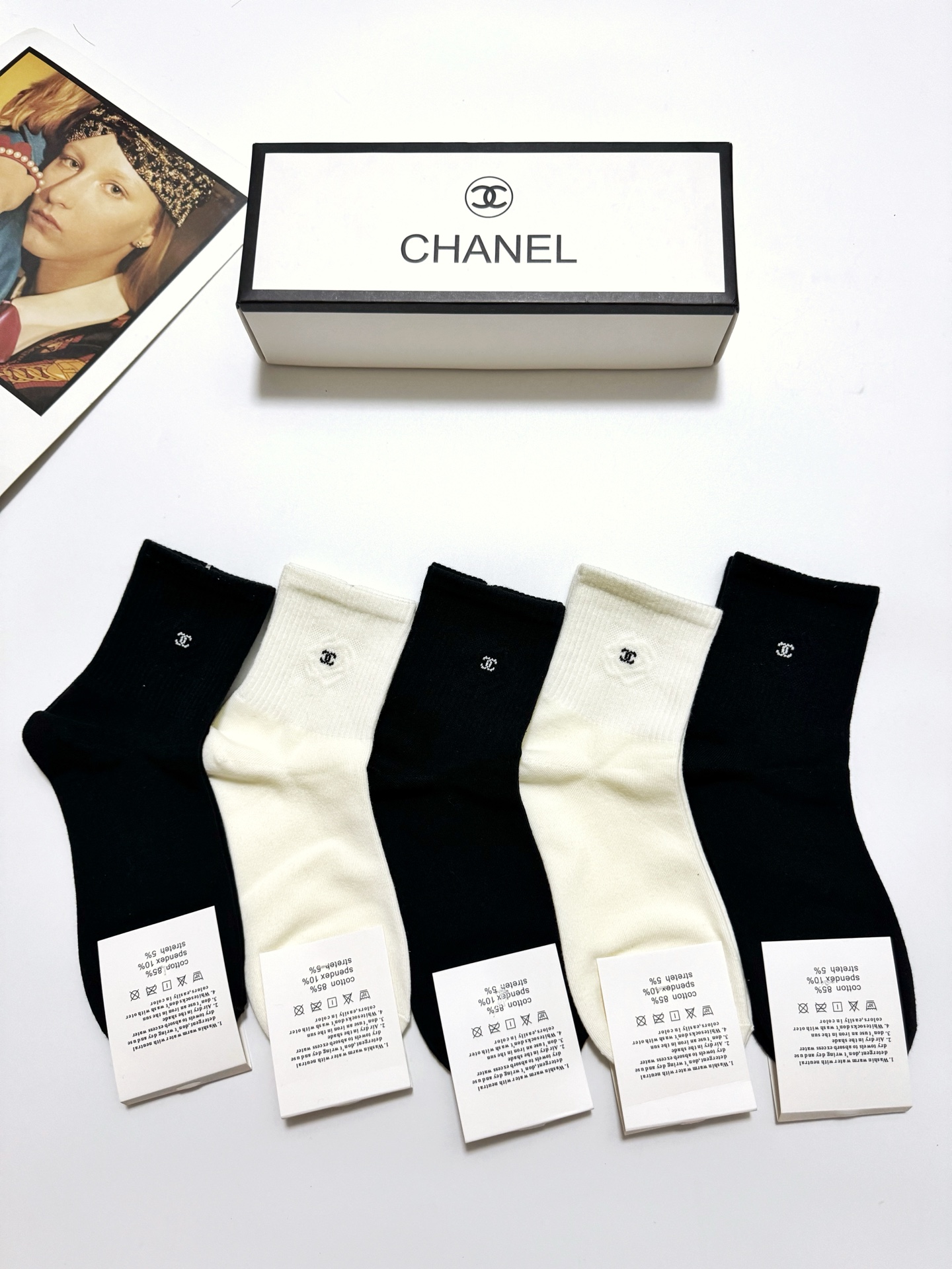  配包装
🌟【一盒5双】
🌟Chanel 香奈儿 经典字母logo 透气纯棉中筒袜  ，ins超火爆红人