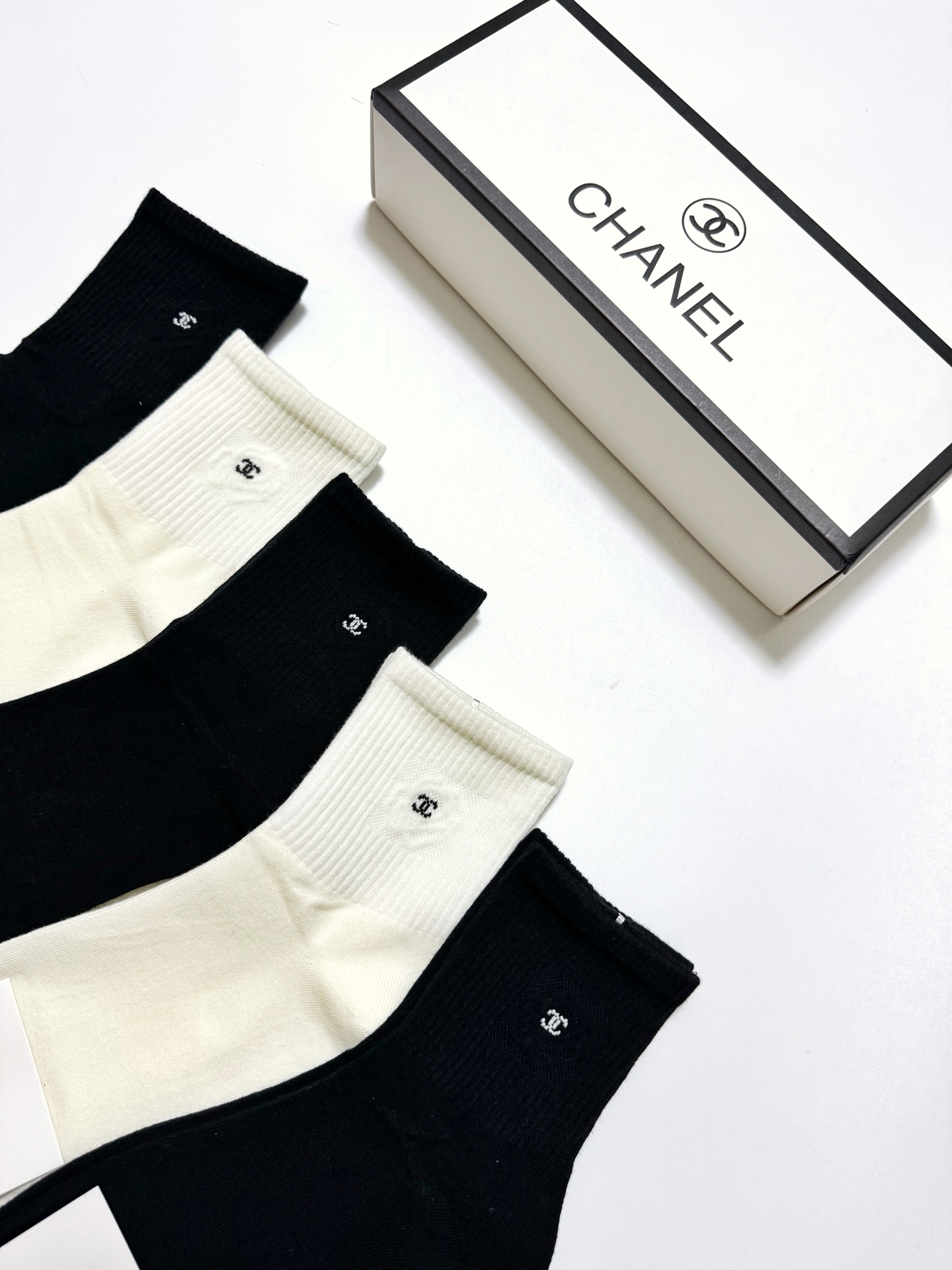  配包装
🌟【一盒5双】
🌟Chanel 香奈儿 经典字母logo 透气纯棉中筒袜  ，ins超火爆红人