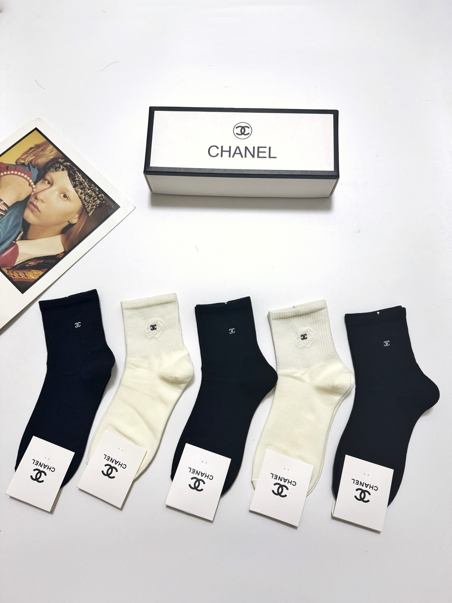  配包装
🌟【一盒5双】
🌟Chanel 香奈儿 经典字母logo 透气纯棉中筒袜  ，ins超火爆红人
