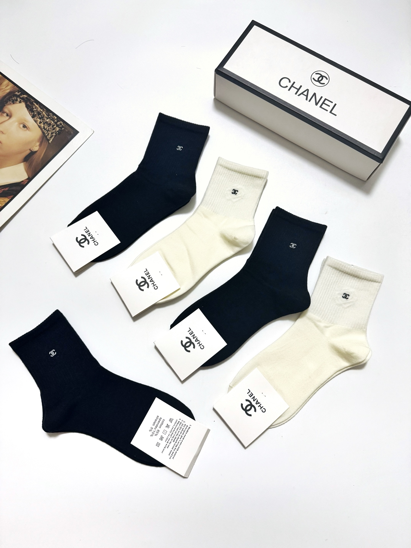 配包装
🌟【一盒5双】
🌟Chanel 香奈儿 经典字母logo 透气纯棉中筒袜  ，ins超火爆红人