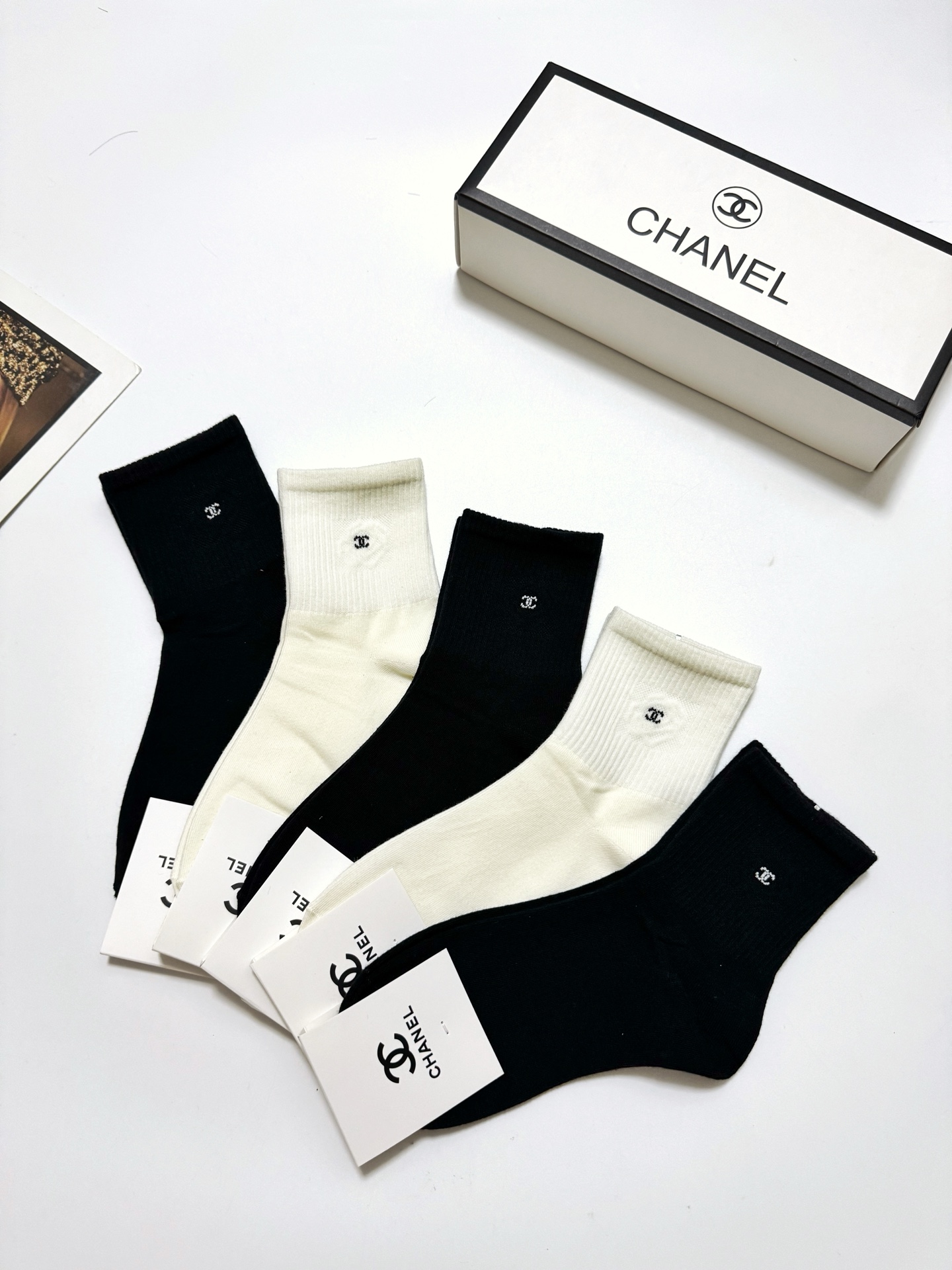  配包装
🌟【一盒5双】
🌟Chanel 香奈儿 经典字母logo 透气纯棉中筒袜  ，ins超火爆红人