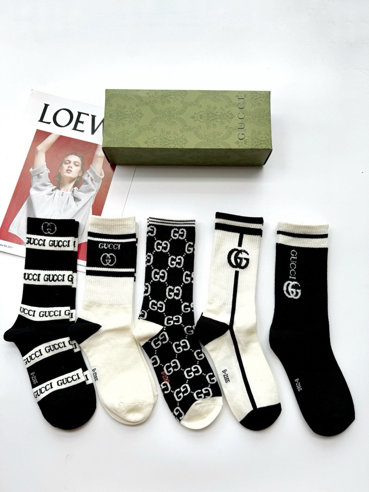  配包装
🌟【一盒5 双】
 🌟Gucci 古琦 经典字母logo 纯棉中筒袜   ，ins超火爆配色 