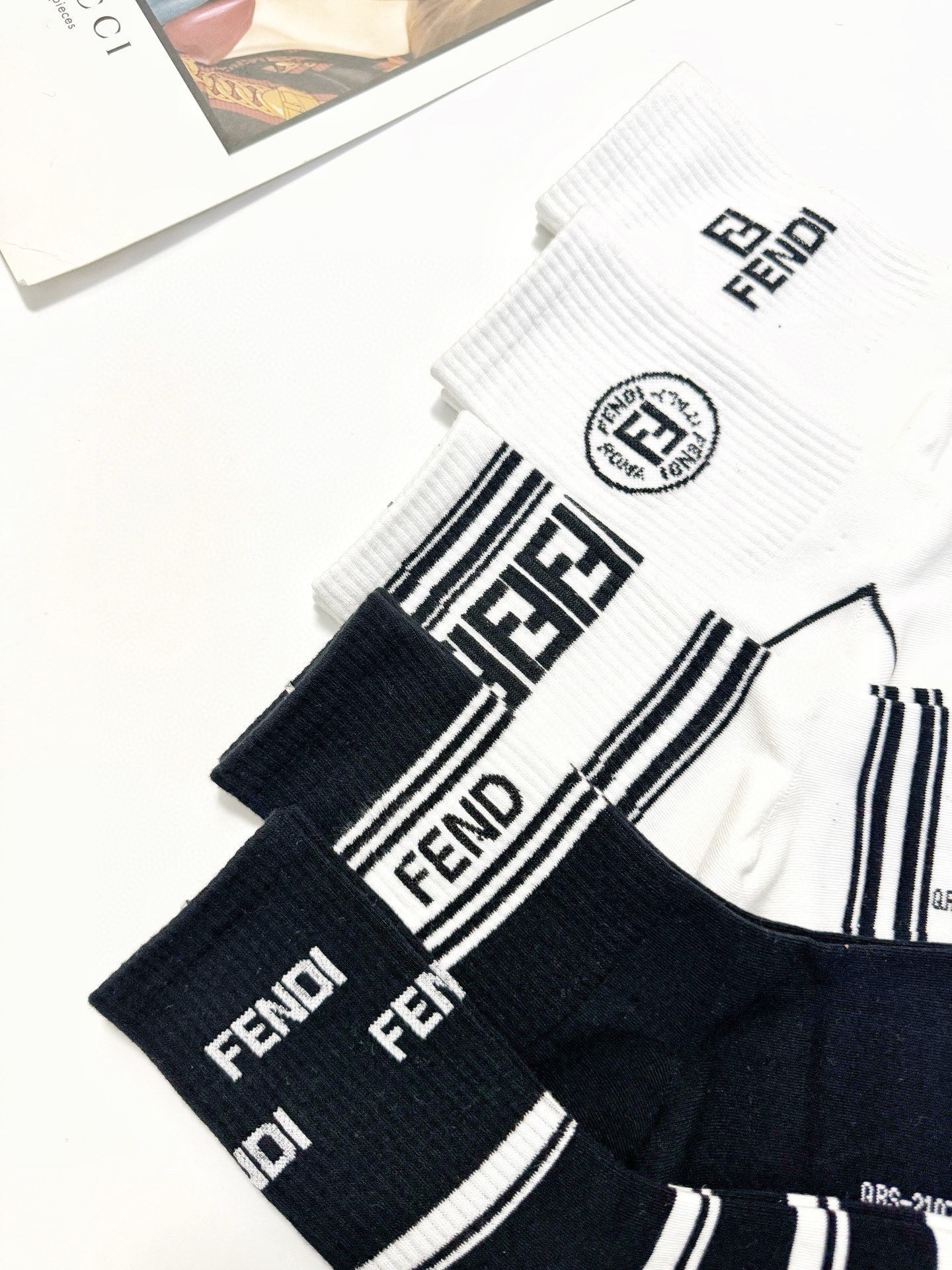  配包装
🌟【一盒5 双】
 🌟Fendi 芬迪 经典字母logo 纯棉中筒袜   ，ins超火爆中筒袜
