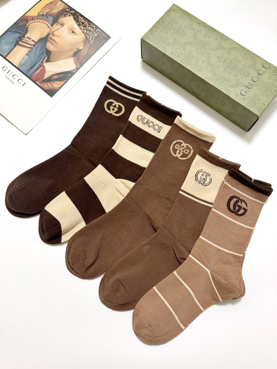  配包装
🌟【一盒5 双】
 🌟Gucci 古琦 经典字母logo 纯棉中筒袜   ，ins超火爆配色 