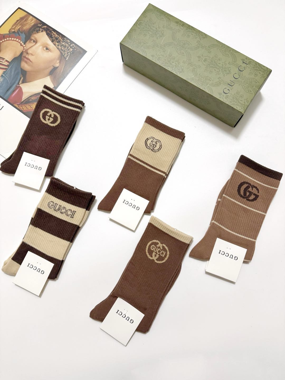 配包装
🌟【一盒5 双】
 🌟Gucci 古琦 经典字母logo 纯棉中筒袜   ，ins超火爆配色 