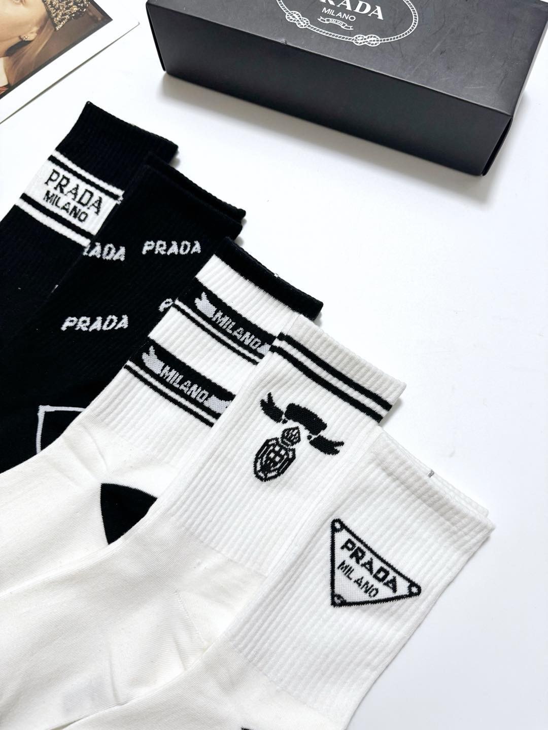  配包装
🌟【一盒5 双】
 🌟Prada 普拉达  经典字母logo 纯棉中筒袜   ，ins超火爆中