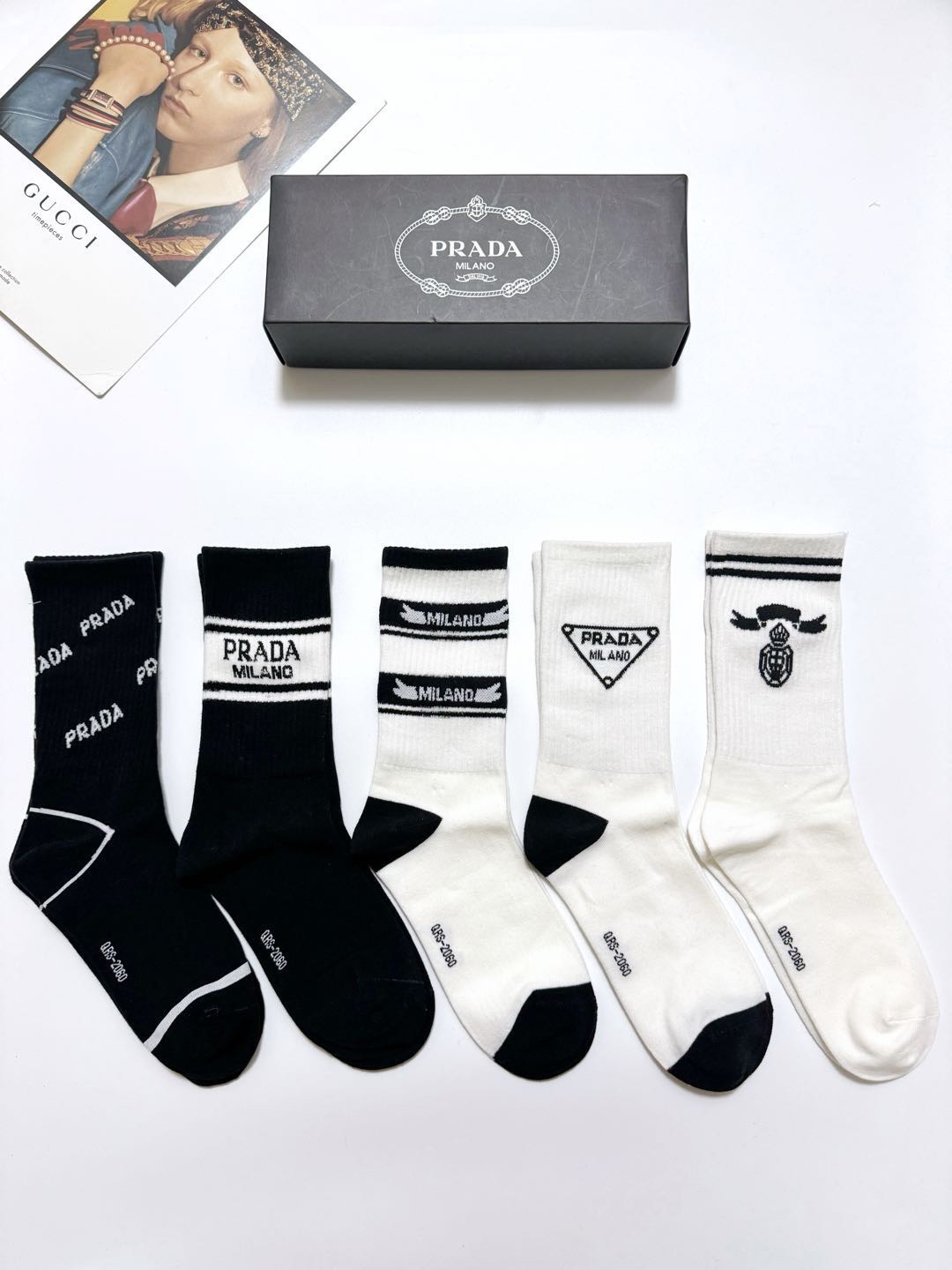  配包装
🌟【一盒5 双】
 🌟Prada 普拉达  经典字母logo 纯棉中筒袜   ，ins超火爆中