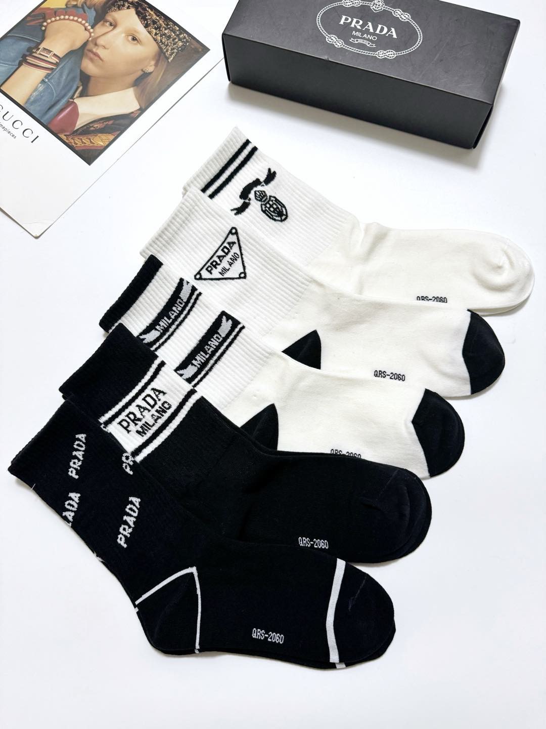  配包装
🌟【一盒5 双】
 🌟Prada 普拉达  经典字母logo 纯棉中筒袜   ，ins超火爆中