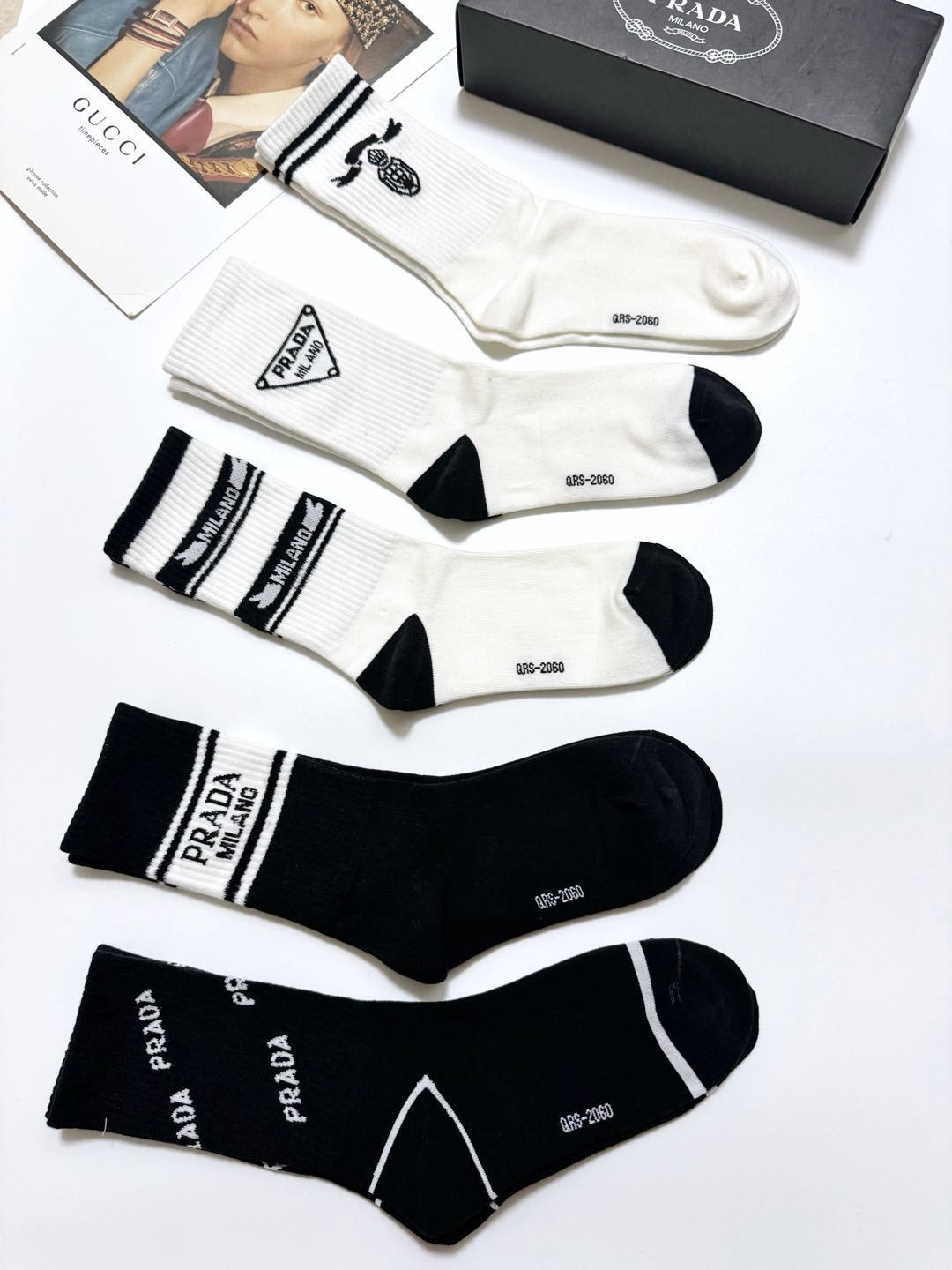  配包装
🌟【一盒5 双】
 🌟Prada 普拉达  经典字母logo 纯棉中筒袜   ，ins超火爆中