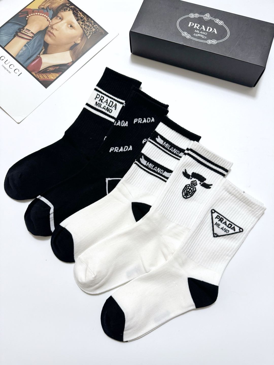  配包装
🌟【一盒5 双】
 🌟Prada 普拉达  经典字母logo 纯棉中筒袜   ，ins超火爆中
