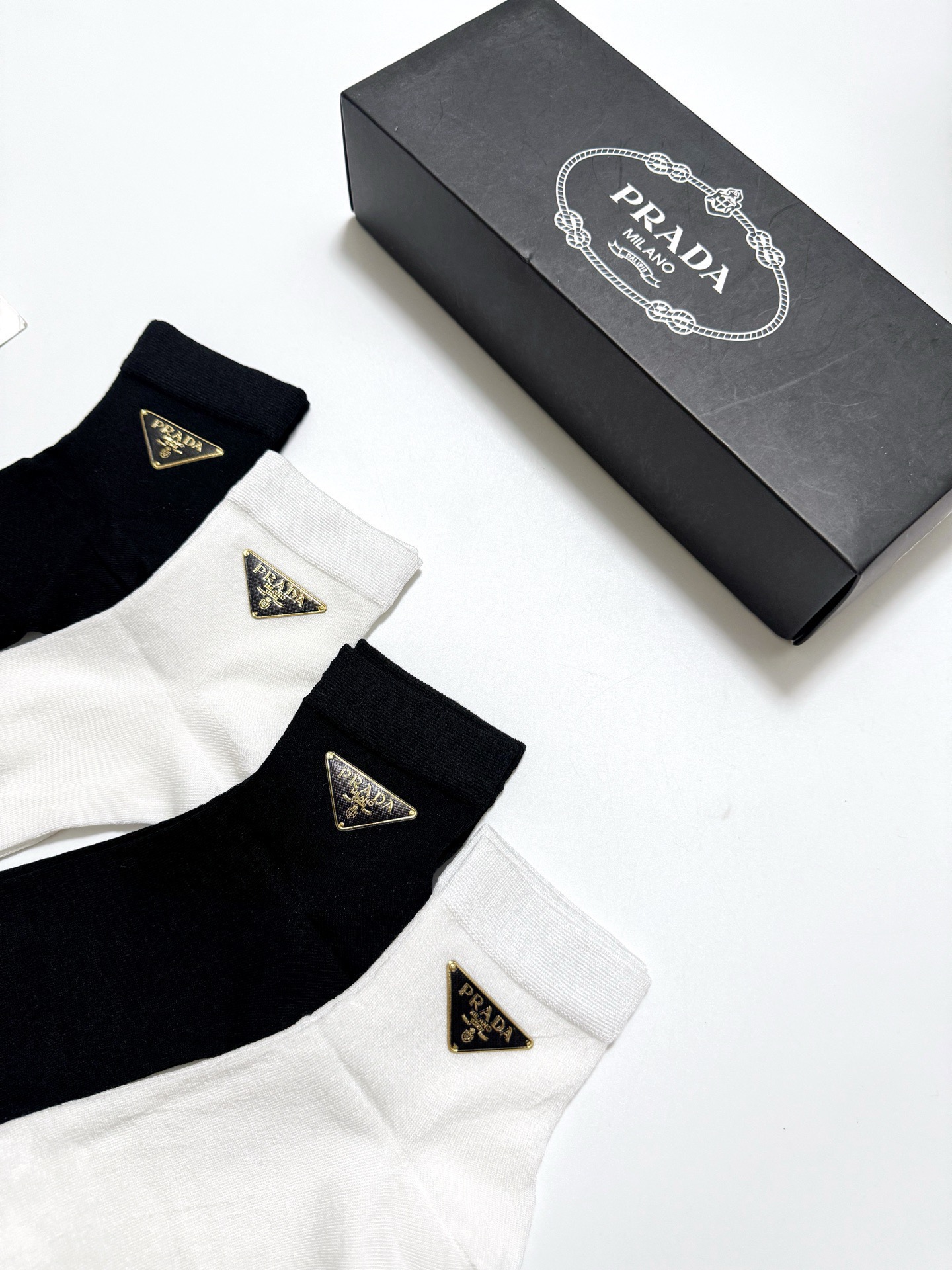  配包装
🌟【一盒4 双】
 🌟Prada 普拉达 经典字母logo 薄款桑蚕丝短袜，无骨凉感冰冰袜  