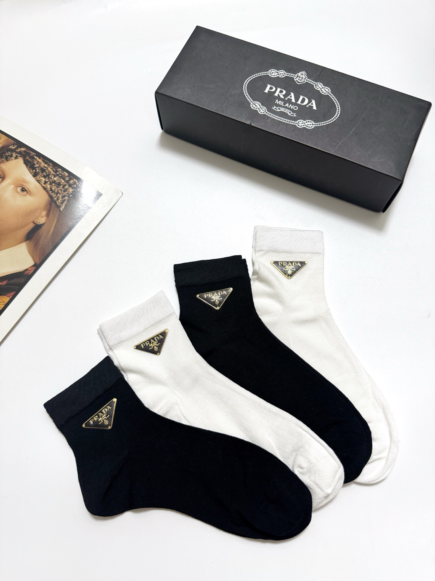  配包装
🌟【一盒4 双】
 🌟Prada 普拉达 经典字母logo 薄款桑蚕丝短袜，无骨凉感冰冰袜  