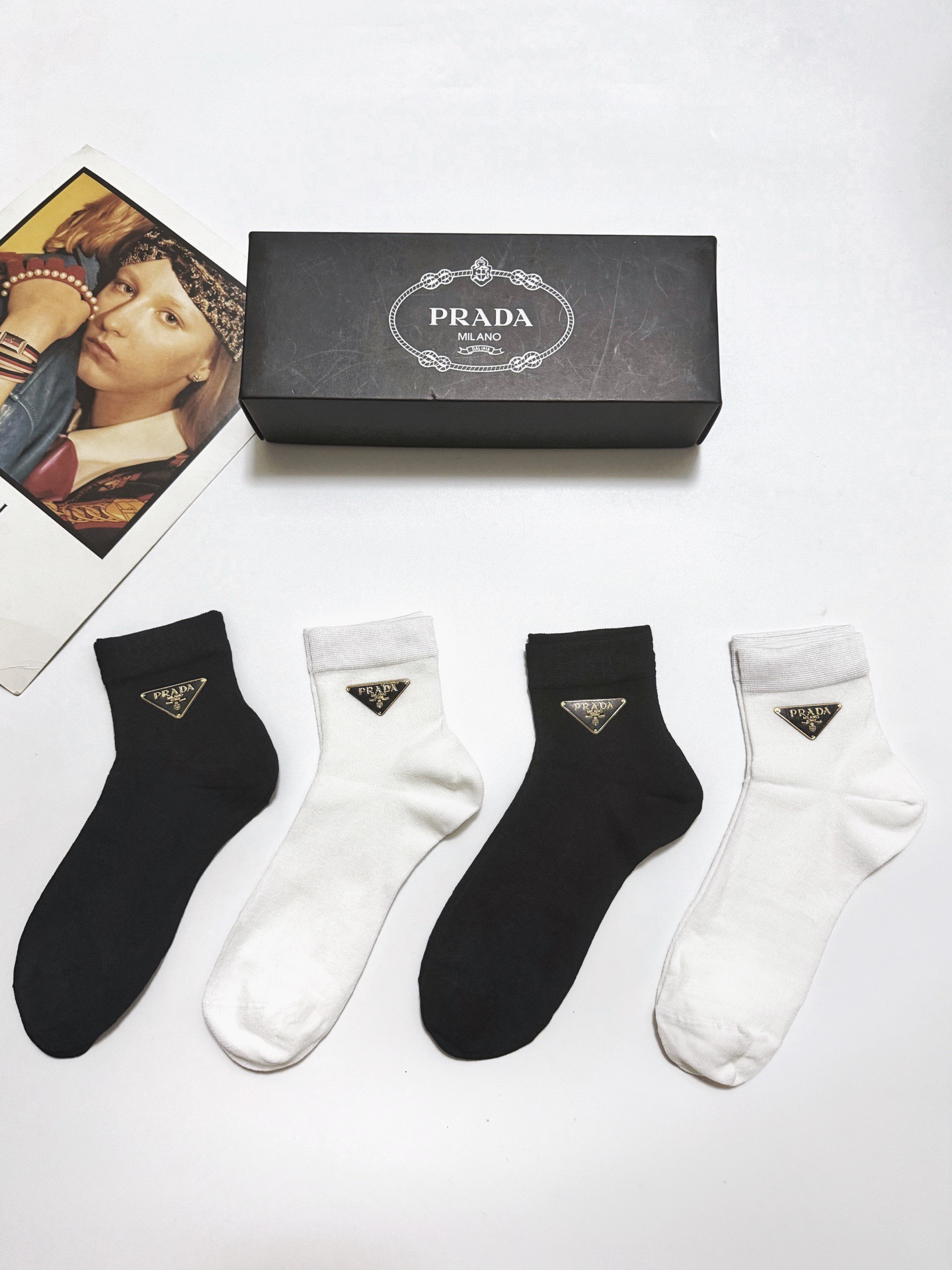  配包装
🌟【一盒4 双】
 🌟Prada 普拉达 经典字母logo 薄款桑蚕丝短袜，无骨凉感冰冰袜  