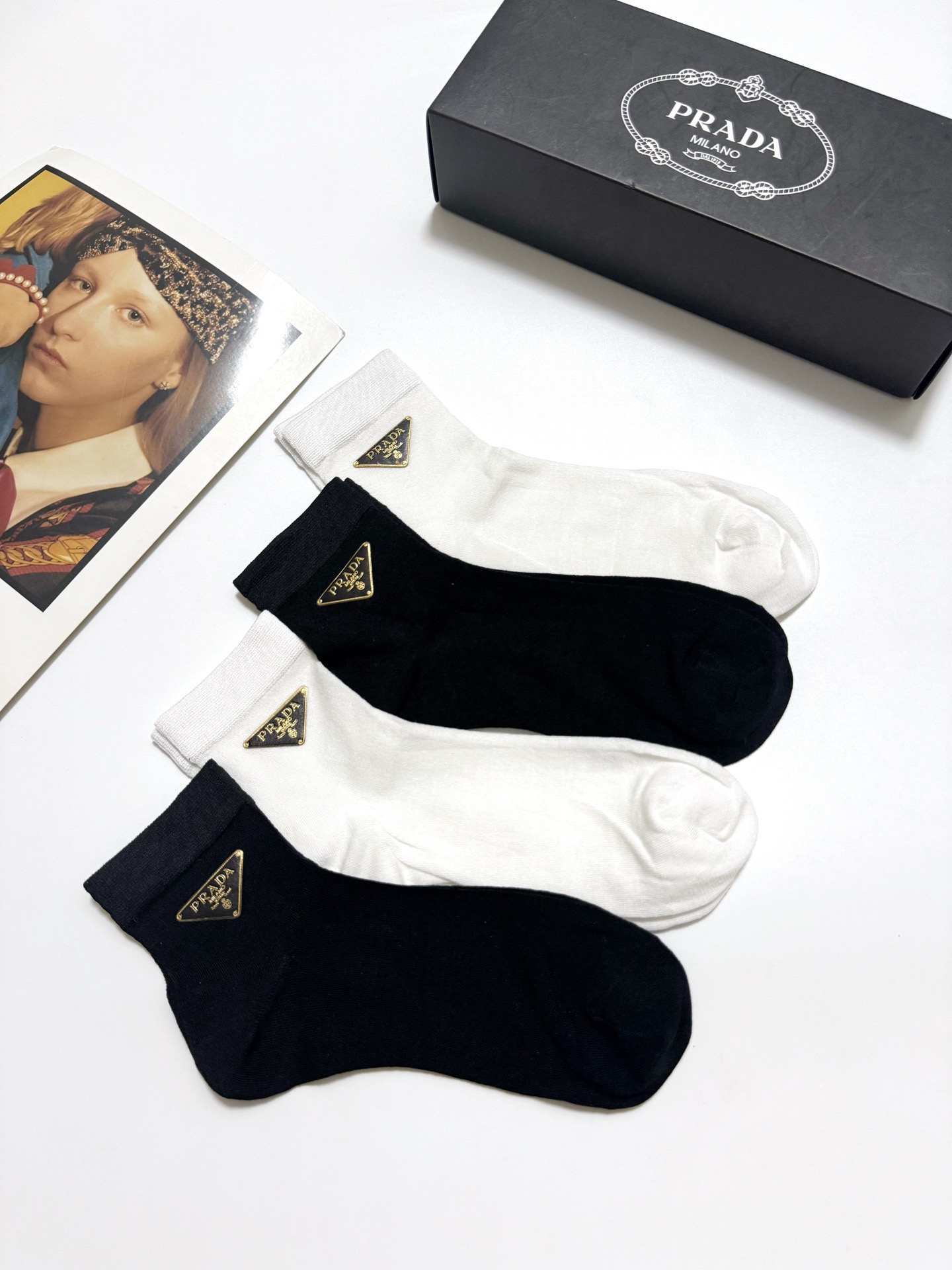 配包装
🌟【一盒4 双】
 🌟Prada 普拉达 经典字母logo 薄款桑蚕丝短袜，无骨凉感冰冰袜  