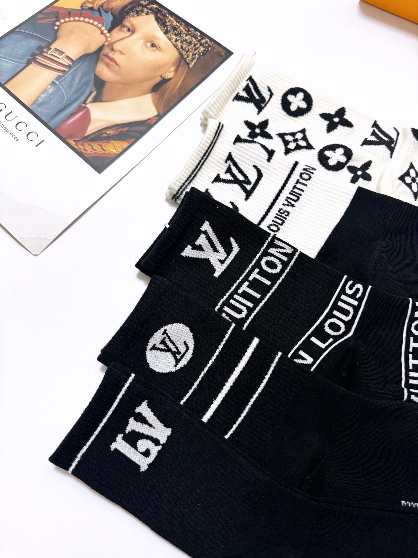  配包装
🌟【一盒5 双】
 🌟LV 路易威登 经典字母logo 纯棉中筒袜   ，ins超火爆纯棉小腿