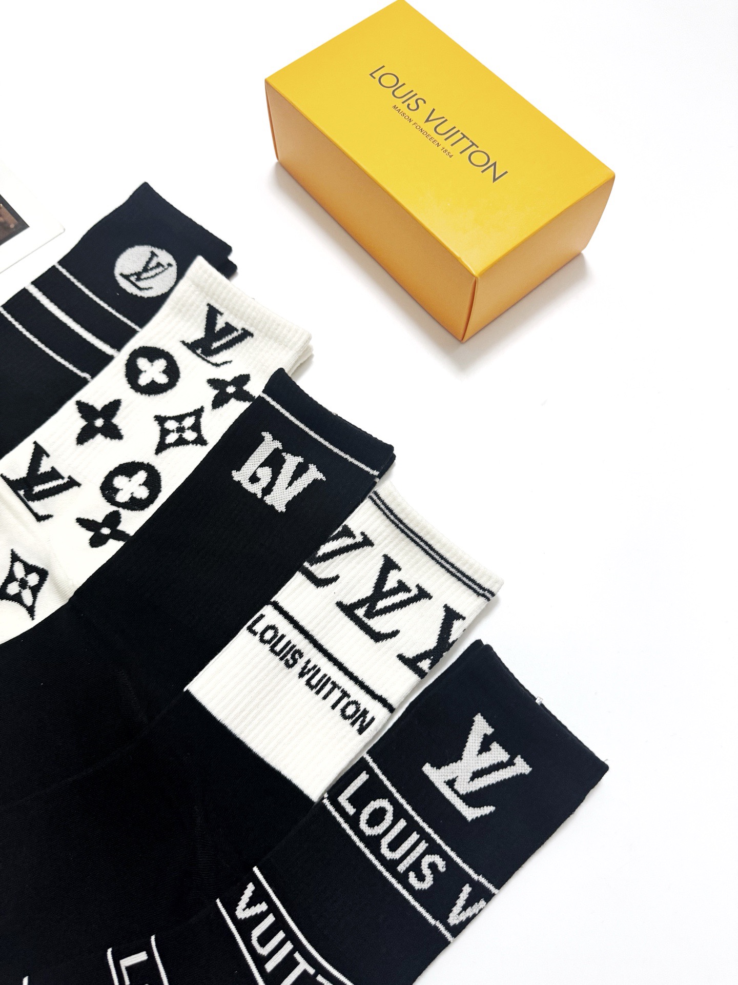  配包装
🌟【一盒5 双】
 🌟LV 路易威登 经典字母logo 纯棉中筒袜   ，ins超火爆纯棉小腿