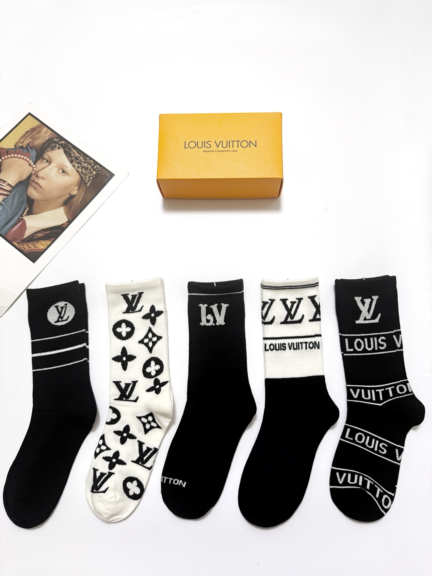  配包装
🌟【一盒5 双】
 🌟LV 路易威登 经典字母logo 纯棉中筒袜   ，ins超火爆纯棉小腿