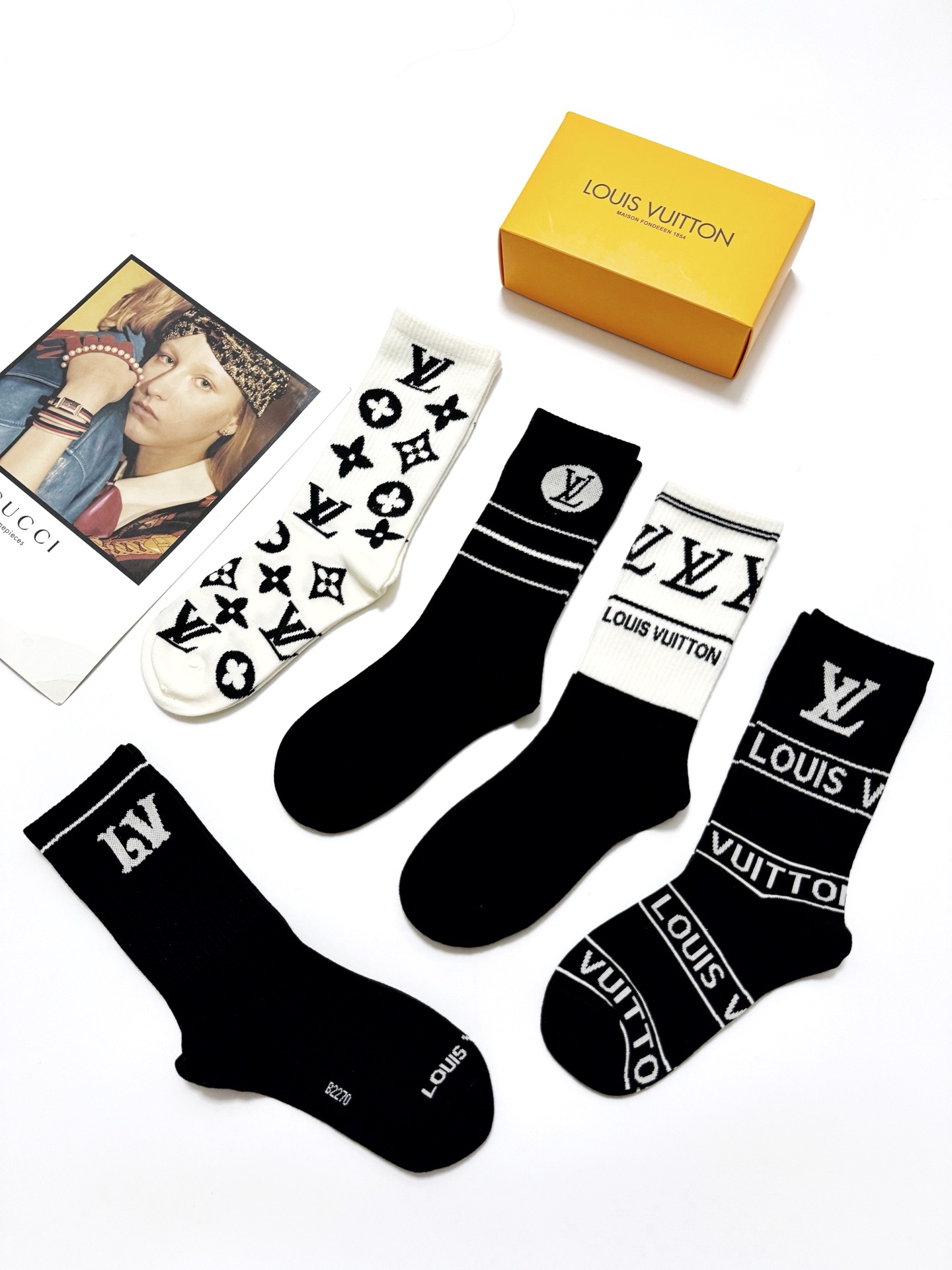  配包装
🌟【一盒5 双】
 🌟LV 路易威登 经典字母logo 纯棉中筒袜   ，ins超火爆纯棉小腿
