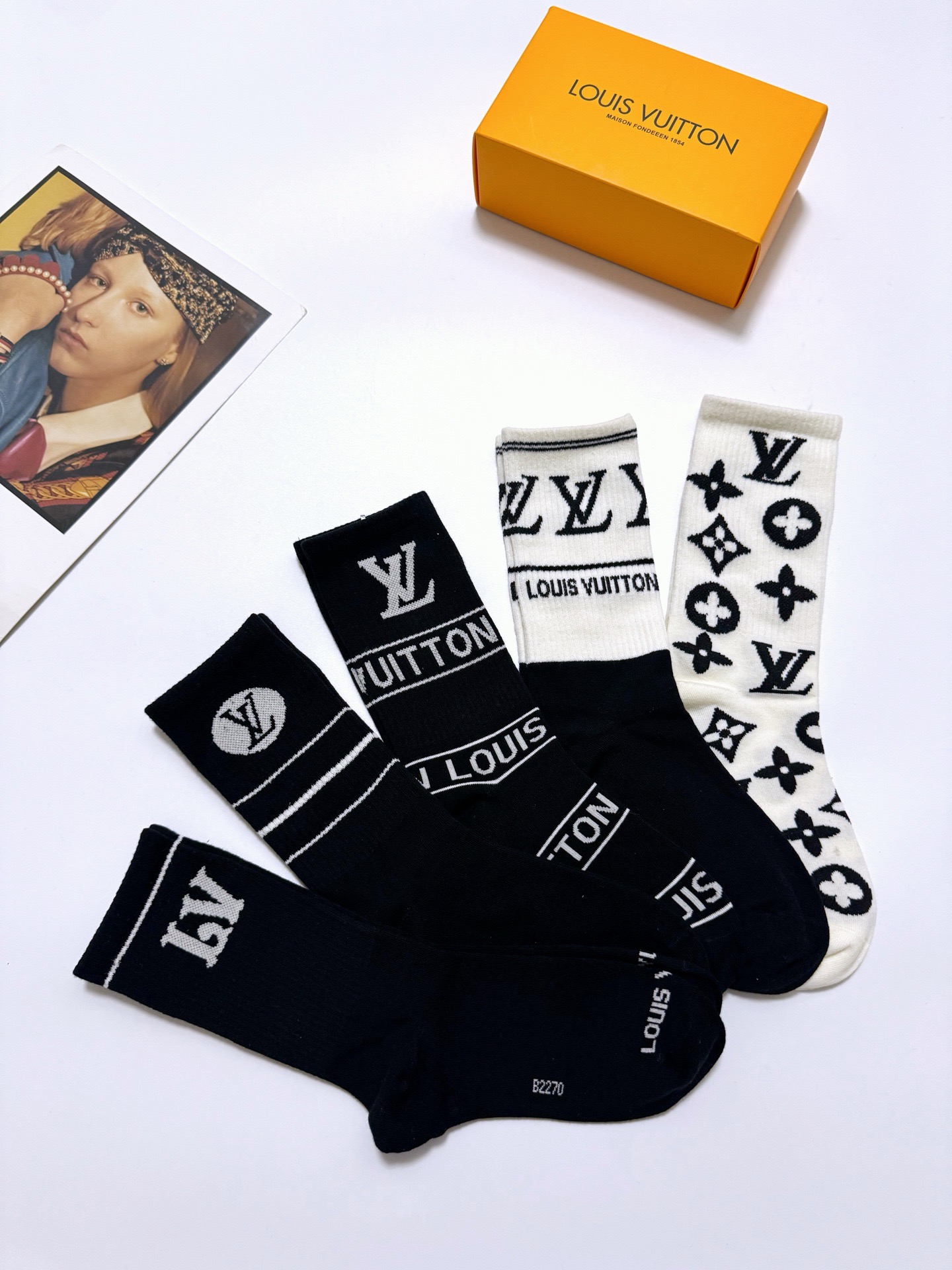  配包装
🌟【一盒5 双】
 🌟LV 路易威登 经典字母logo 纯棉中筒袜   ，ins超火爆纯棉小腿