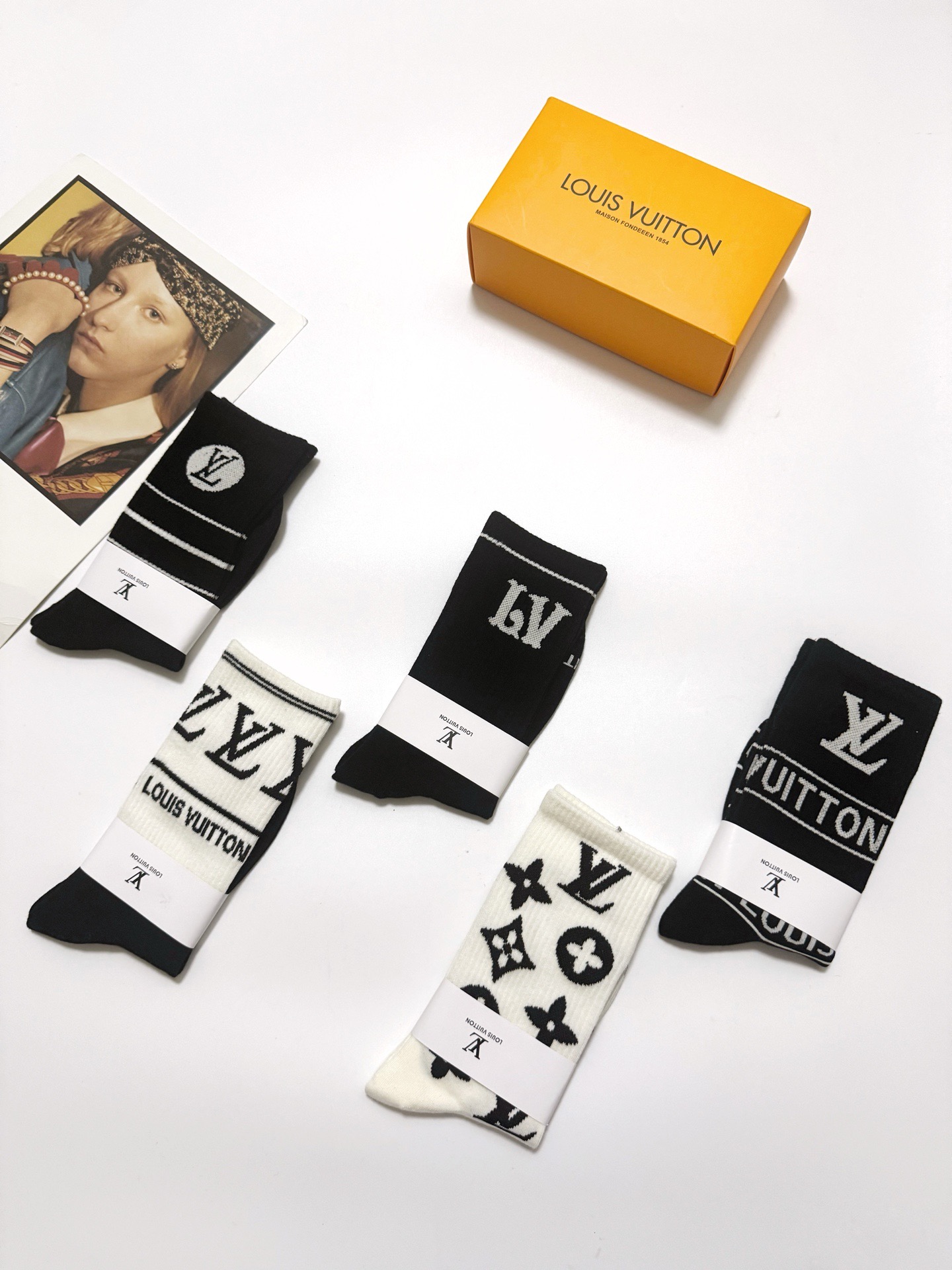  配包装
🌟【一盒5 双】
 🌟LV 路易威登 经典字母logo 纯棉中筒袜   ，ins超火爆纯棉小腿