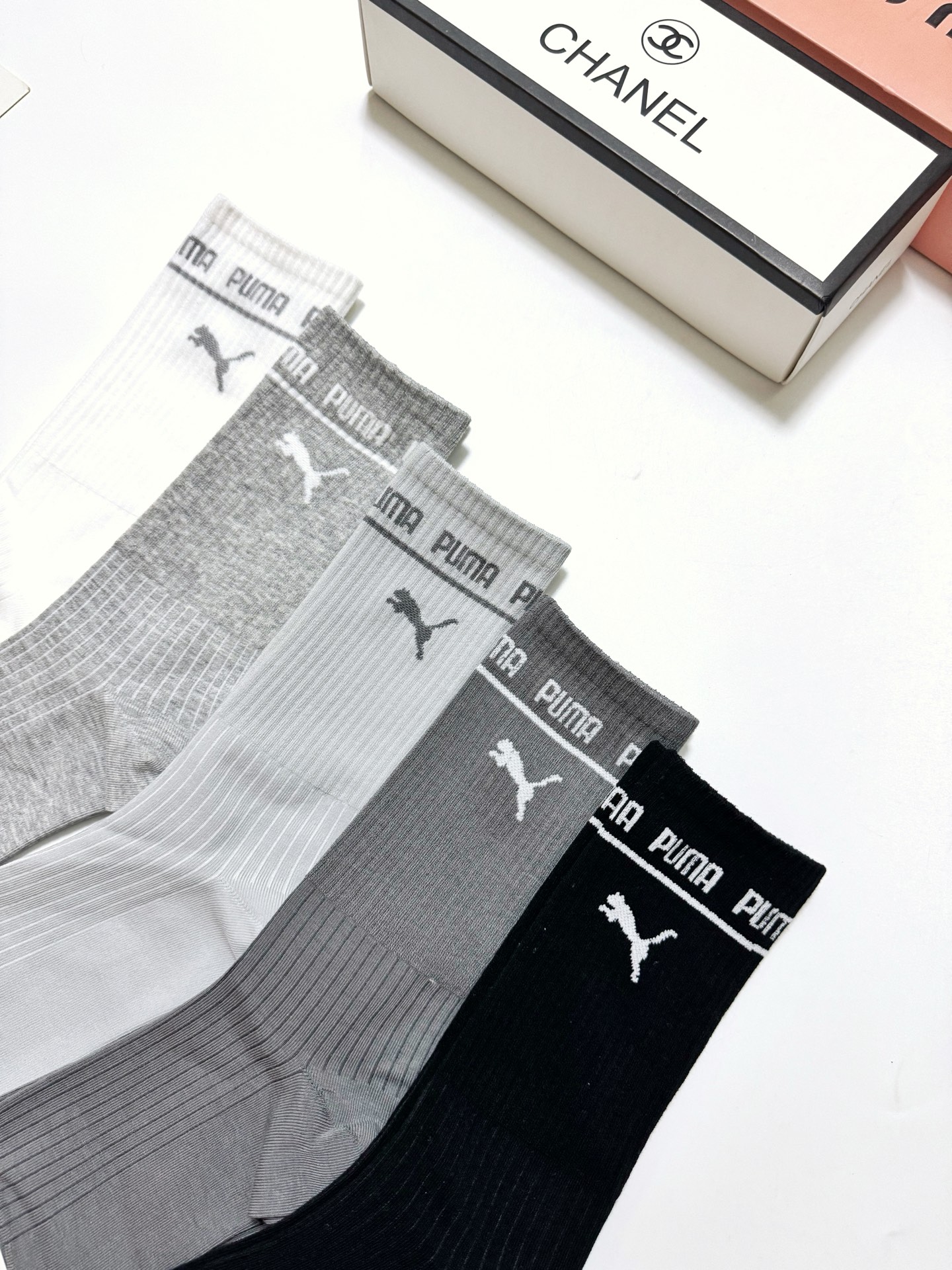  配包装
🌟【一盒5 双】
 🌟Puma 彪马 明星同款 经典logo 纯棉高筒袜   ，ins超火爆小