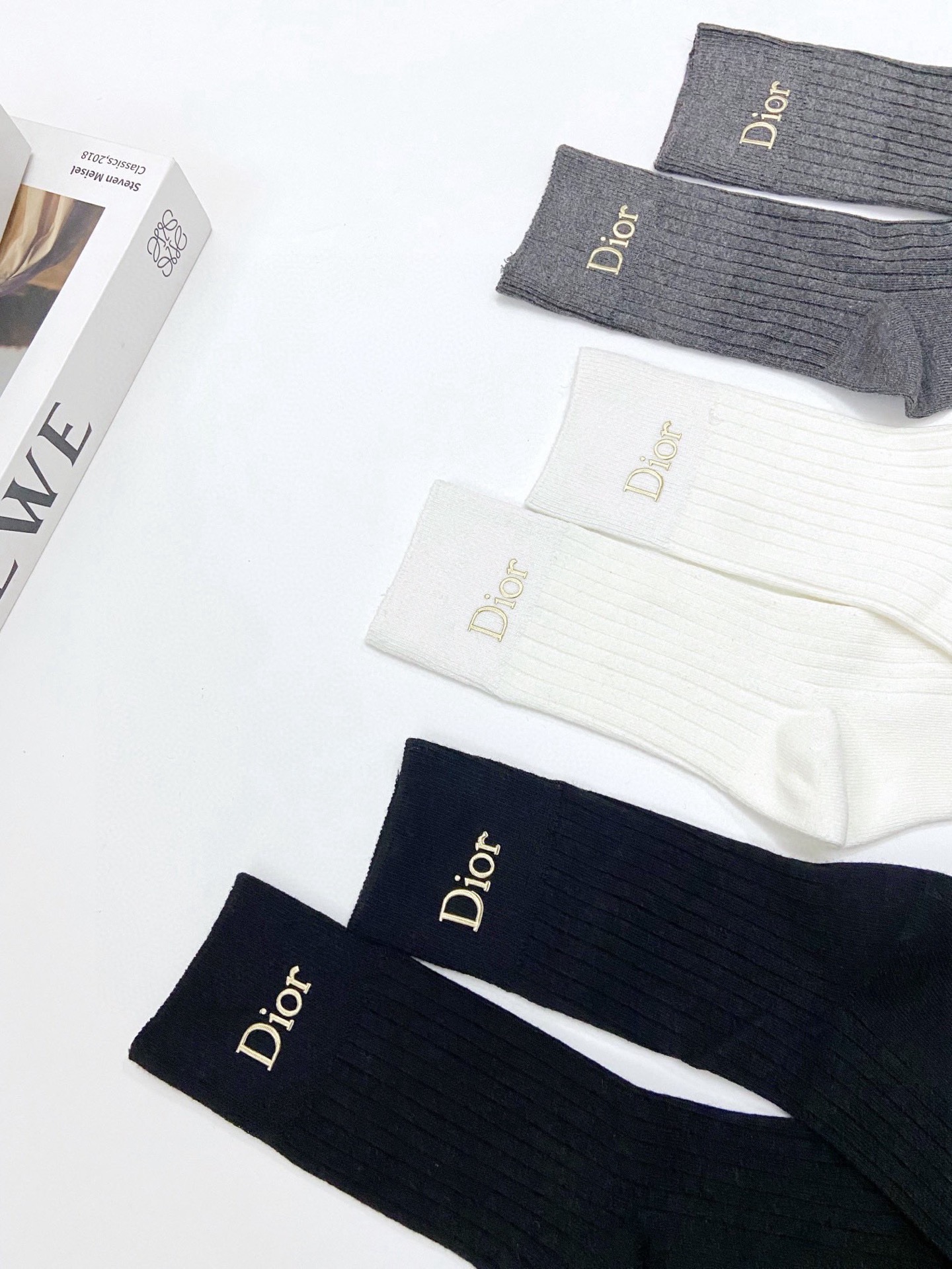 配包装
🌟【一盒3 双】
🌟 Dior 迪奥 经典字母logo纯棉 中筒袜  
🌟经典配色个性时尚
🌟i