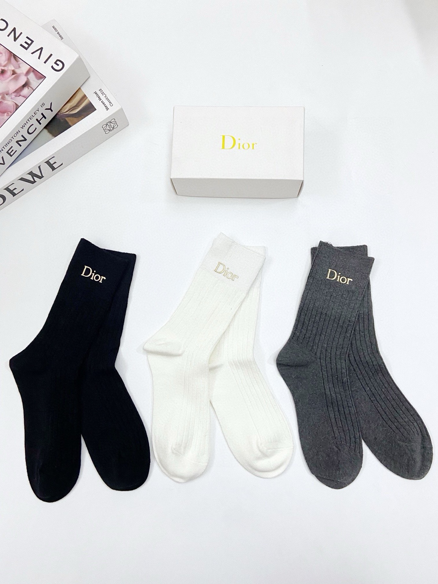 配包装
🌟【一盒3 双】
🌟 Dior 迪奥 经典字母logo纯棉 中筒袜  
🌟经典配色个性时尚
🌟i