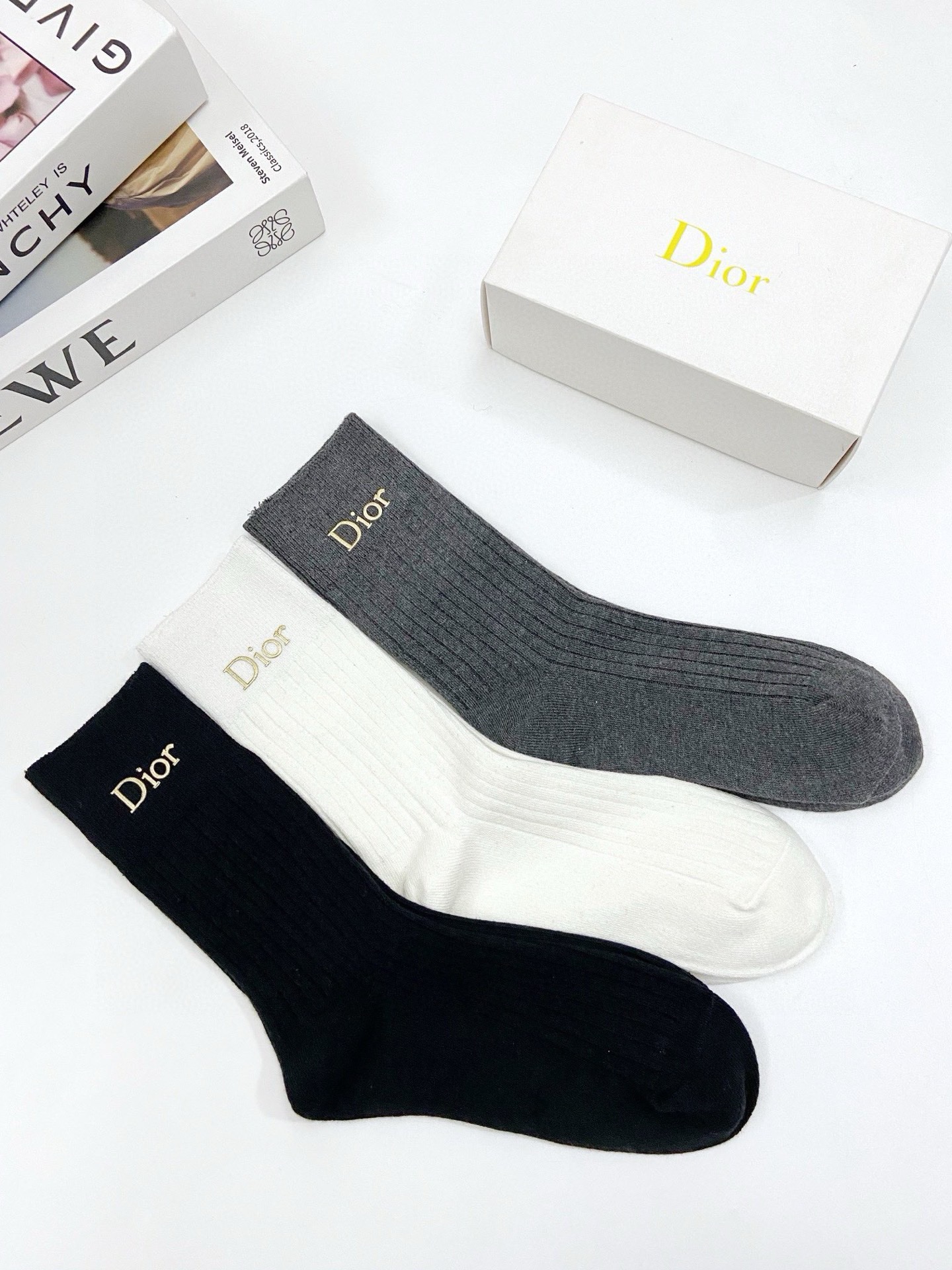 配包装
🌟【一盒3 双】
🌟 Dior 迪奥 经典字母logo纯棉 中筒袜  
🌟经典配色个性时尚
🌟i