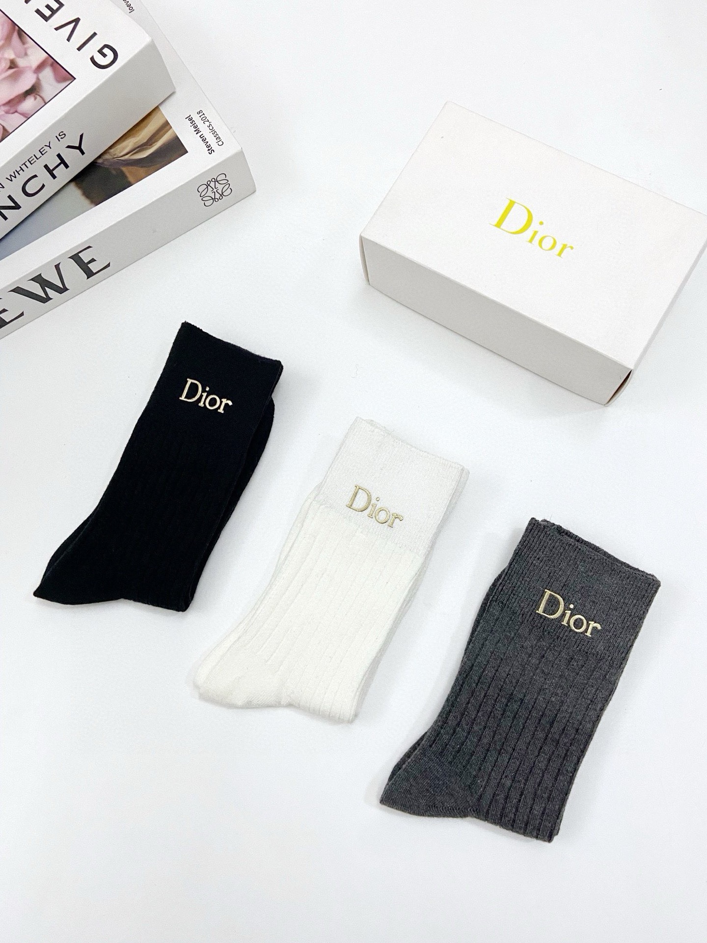 配包装
🌟【一盒3 双】
🌟 Dior 迪奥 经典字母logo纯棉 中筒袜  
🌟经典配色个性时尚
🌟i