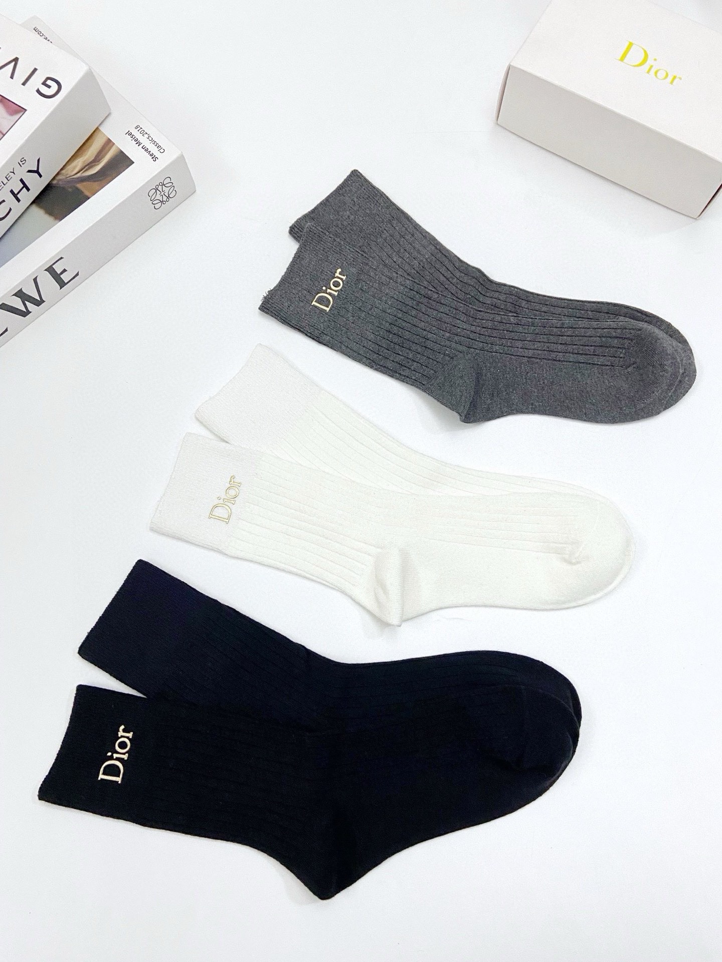 配包装
🌟【一盒3 双】
🌟 Dior 迪奥 经典字母logo纯棉 中筒袜  
🌟经典配色个性时尚
🌟i