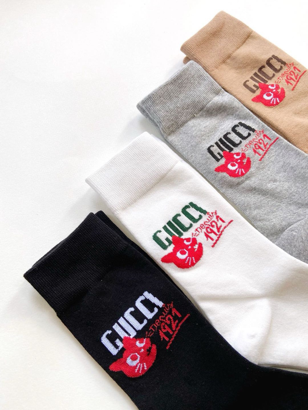   配包装
🌟【一盒4 双】
🌟 Gucci古琦 经典字母logo纯棉 中筒袜  
🌟经典配色个性时尚
