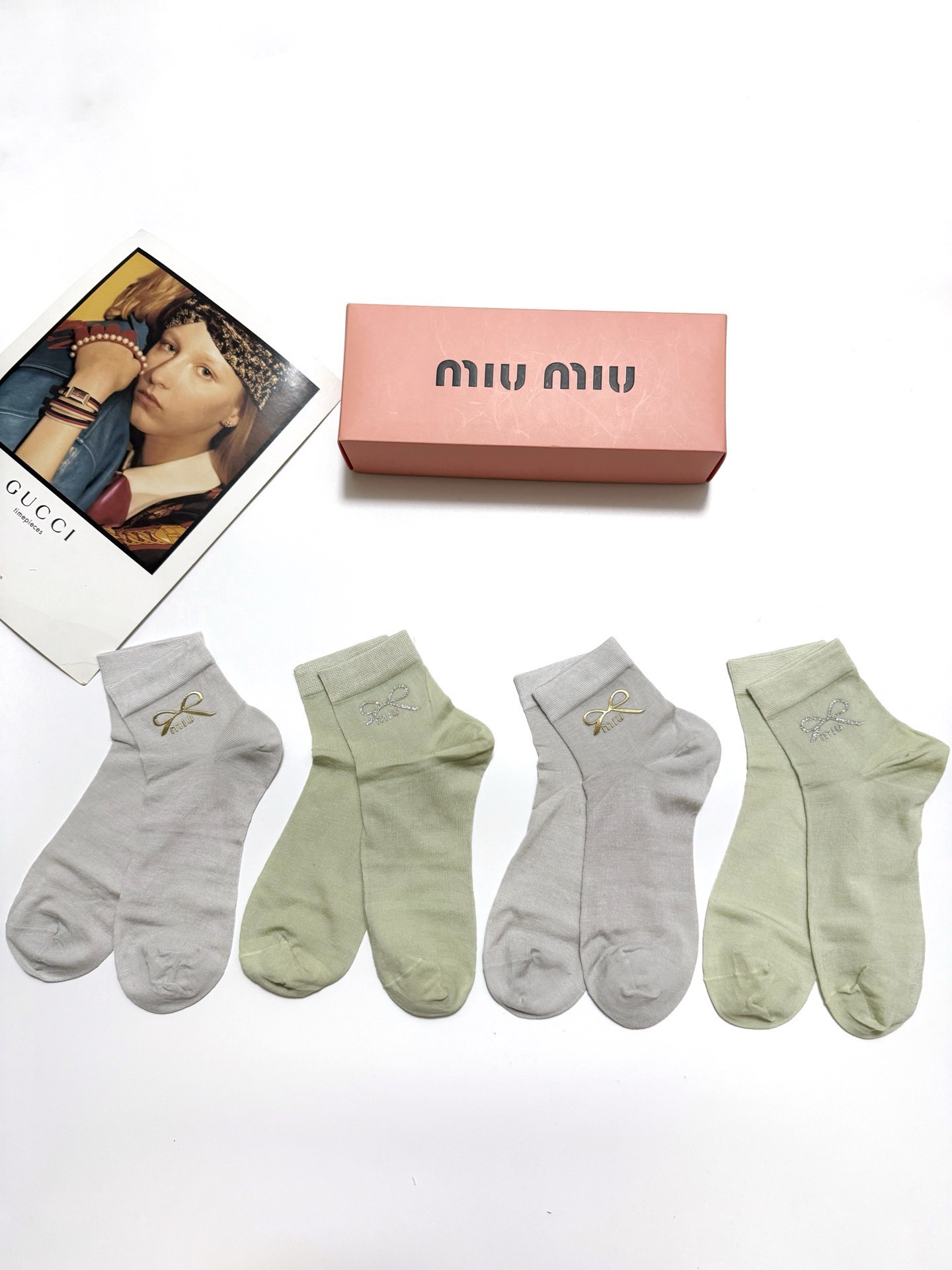  配包装
🌟【一盒4 双】
 🌟缪缪 miumiu 经典字母logo 薄款桑蚕丝短袜，无骨凉感冰冰袜  