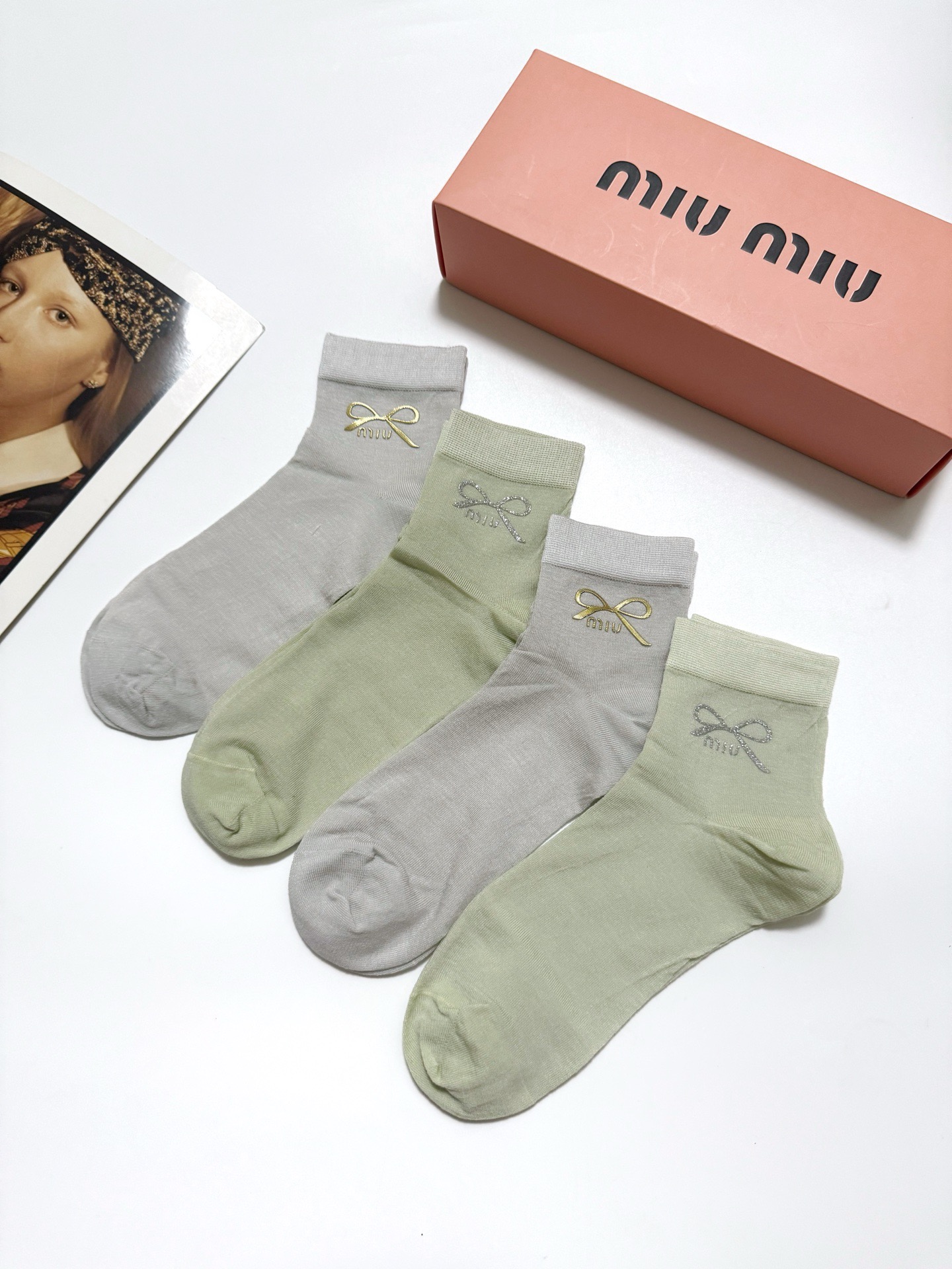  配包装
🌟【一盒4 双】
 🌟缪缪 miumiu 经典字母logo 薄款桑蚕丝短袜，无骨凉感冰冰袜  