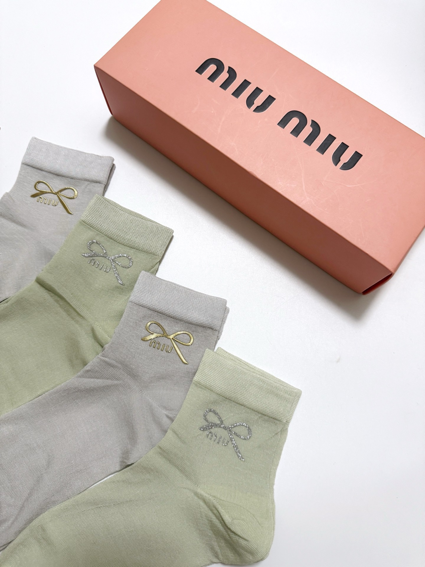  配包装
🌟【一盒4 双】
 🌟缪缪 miumiu 经典字母logo 薄款桑蚕丝短袜，无骨凉感冰冰袜  