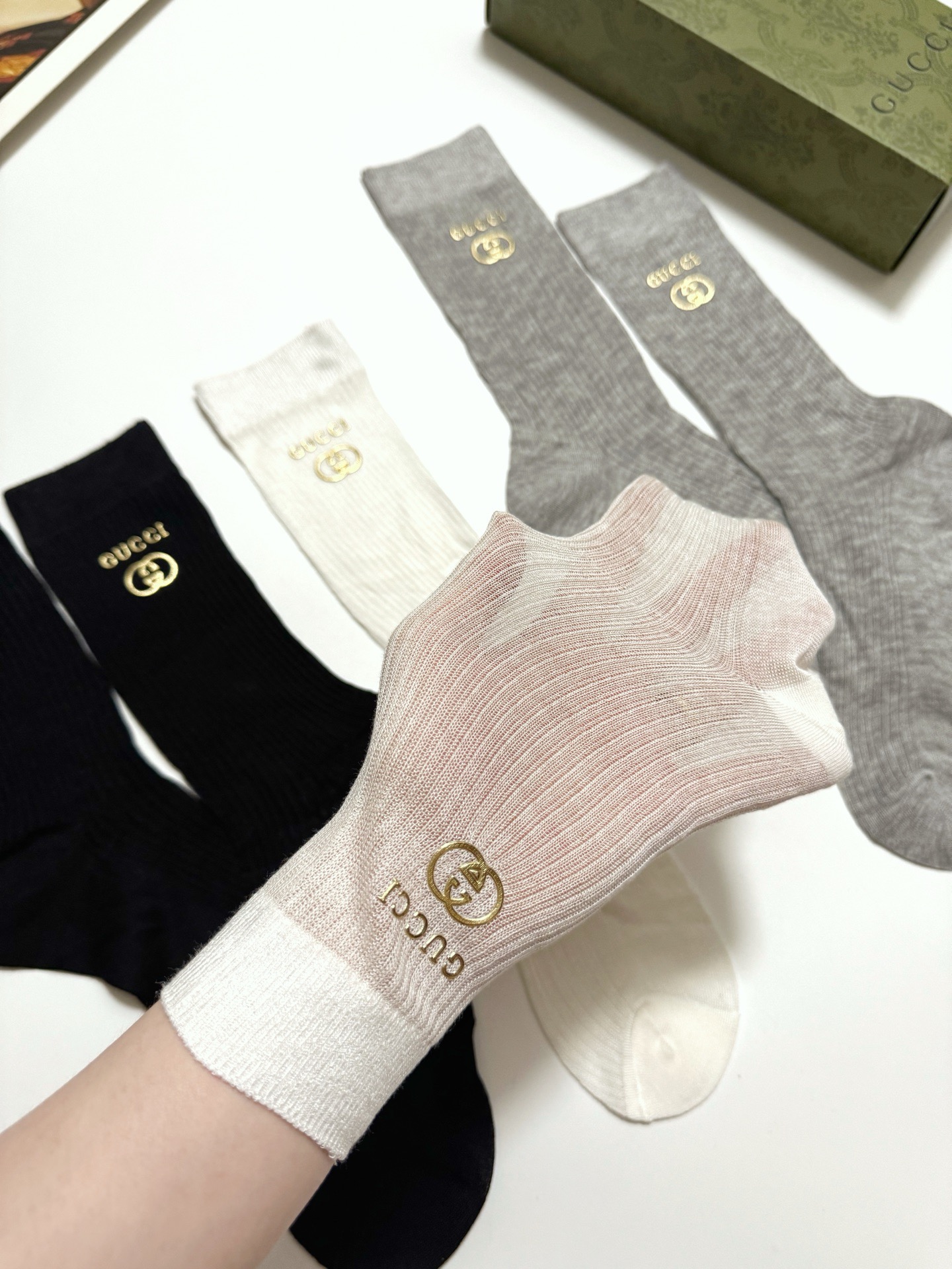  配包装
🌟【一盒3 双】
 🌟Gucci 古琦 经典字母logo 超薄透气中筒袜 ，ins超火爆空调袜