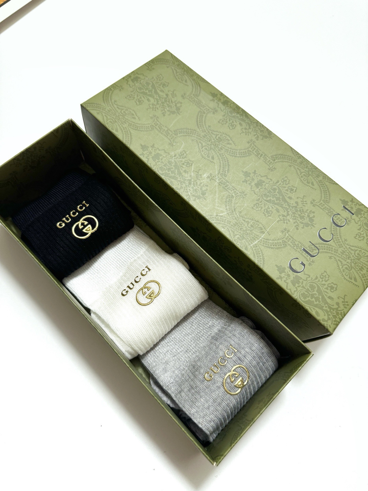  配包装
🌟【一盒3 双】
 🌟Gucci 古琦 经典字母logo 超薄透气中筒袜 ，ins超火爆空调袜