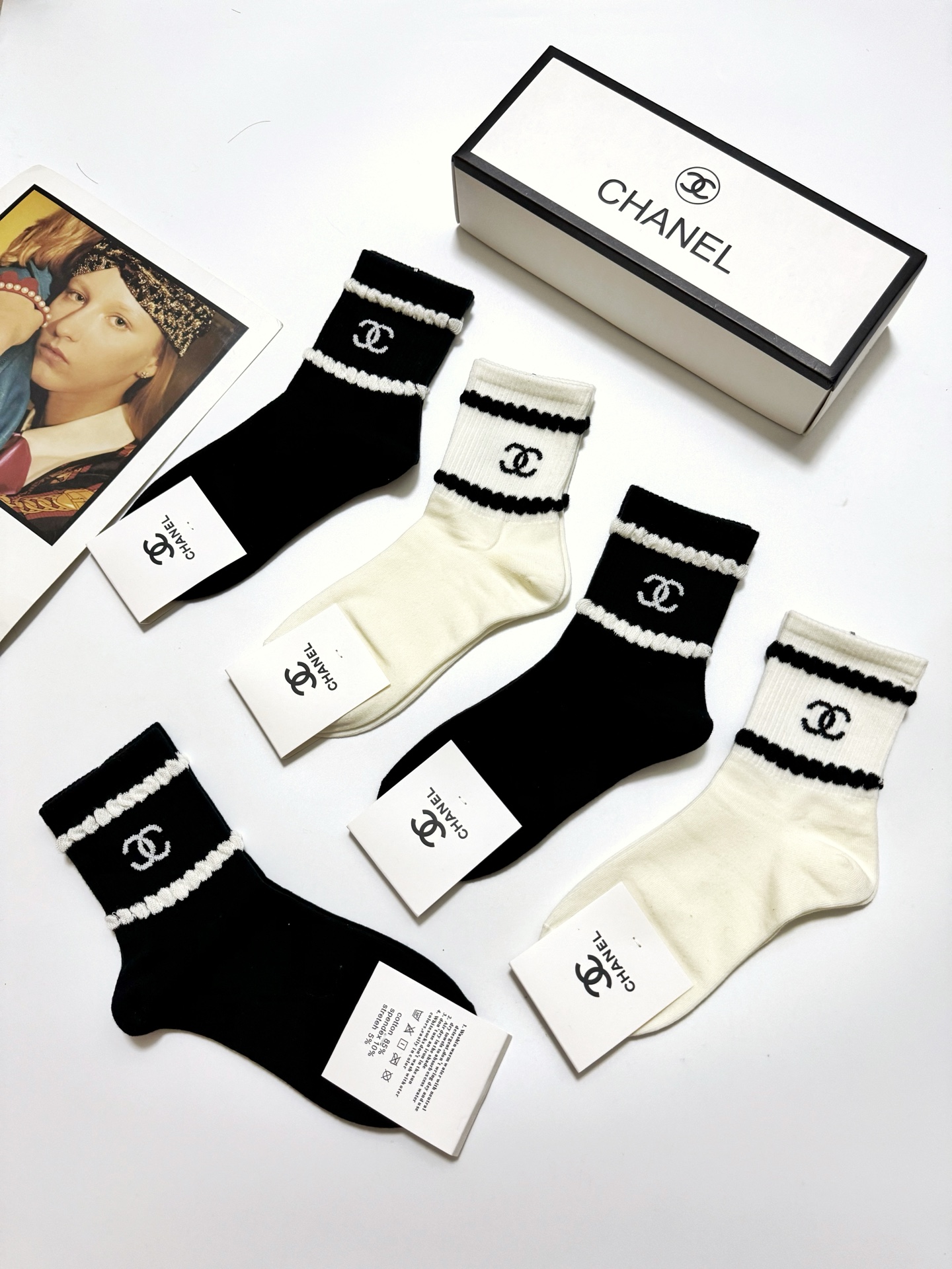  配包装
🌟【一盒5 双】
 🌟Chanel 香奈儿 经典字母logo 纯棉中筒袜   ，ins超火爆短
