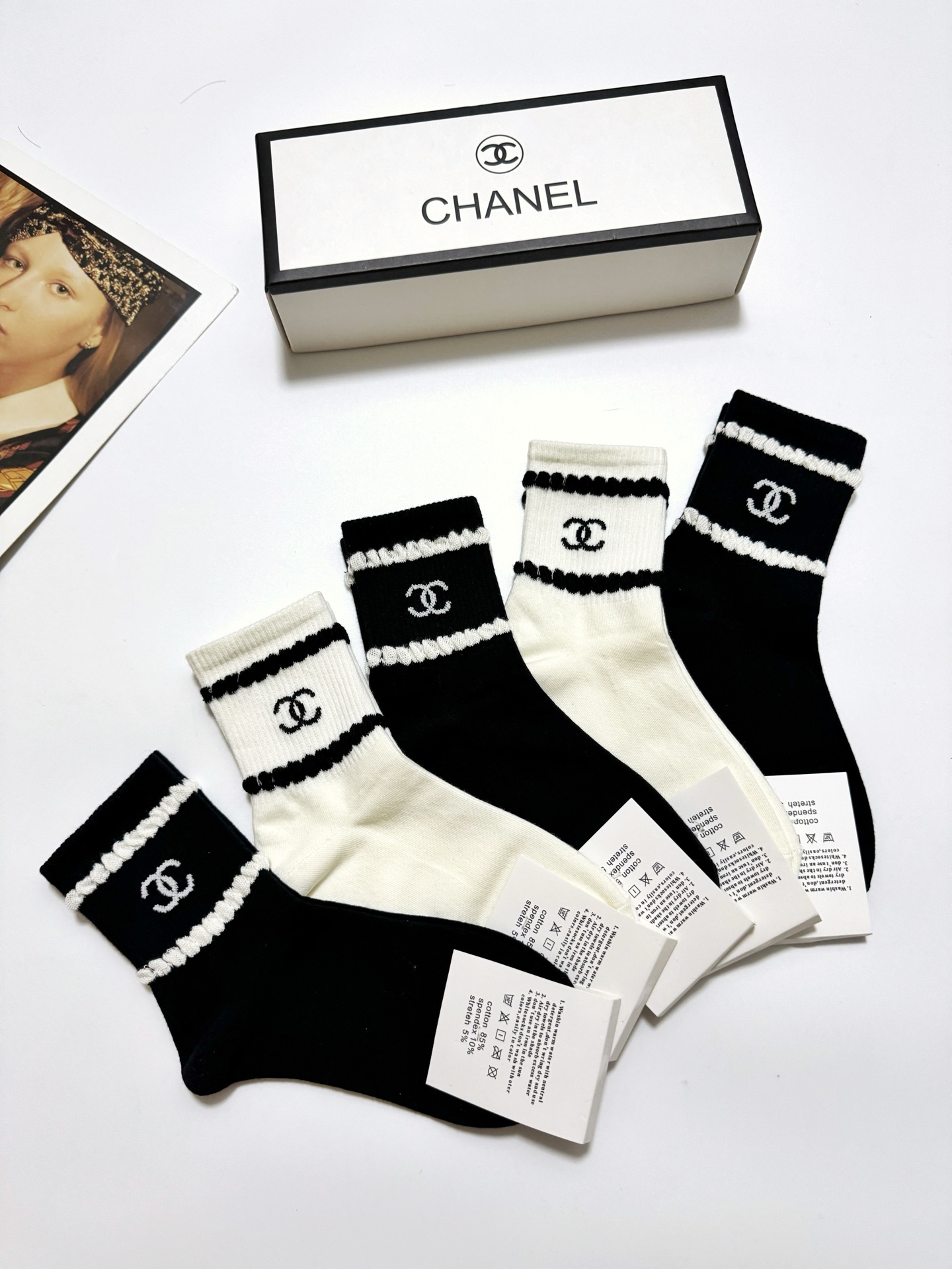  配包装
🌟【一盒5 双】
 🌟Chanel 香奈儿 经典字母logo 纯棉中筒袜   ，ins超火爆短