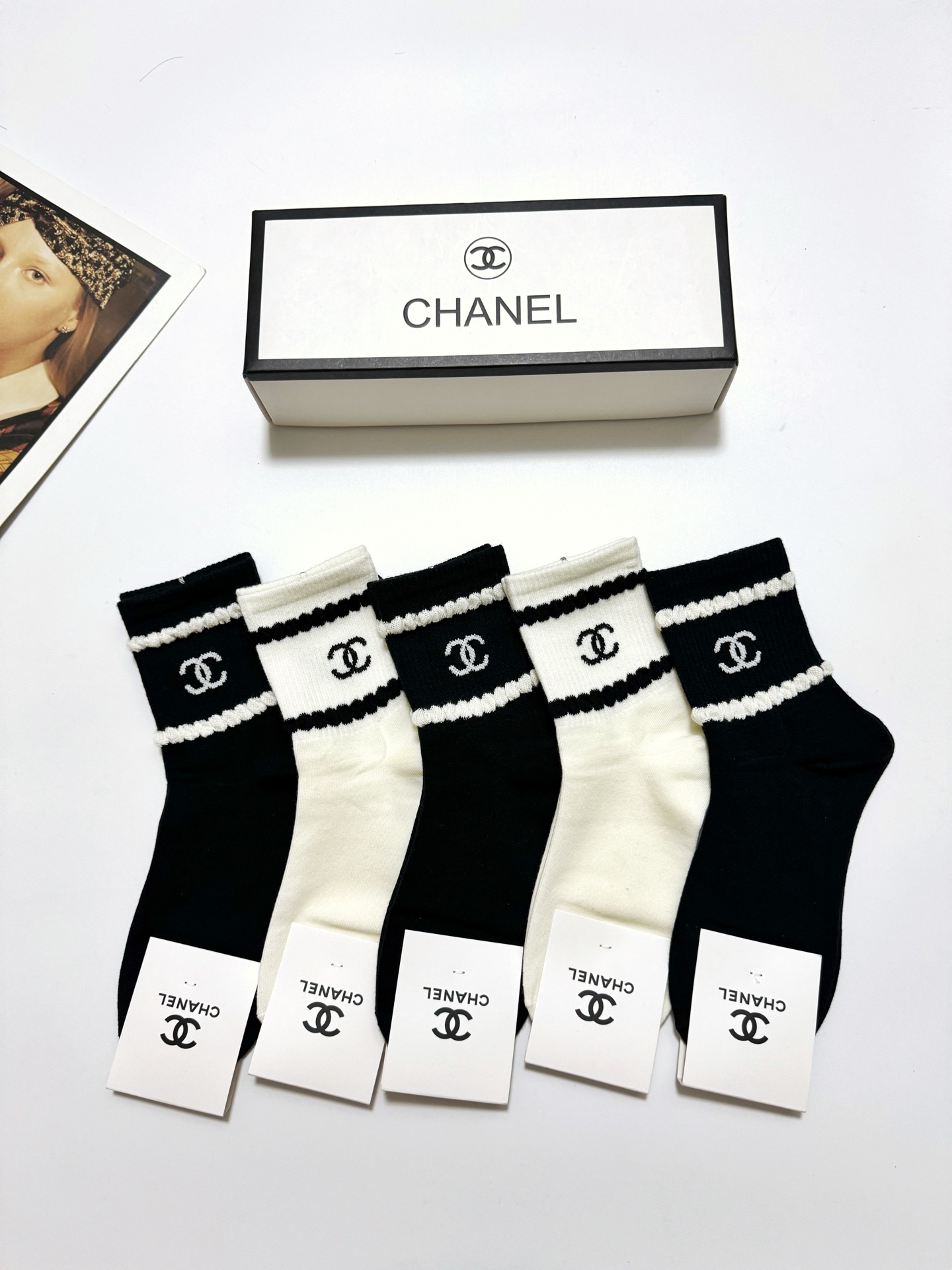  配包装
🌟【一盒5 双】
 🌟Chanel 香奈儿 经典字母logo 纯棉中筒袜   ，ins超火爆短