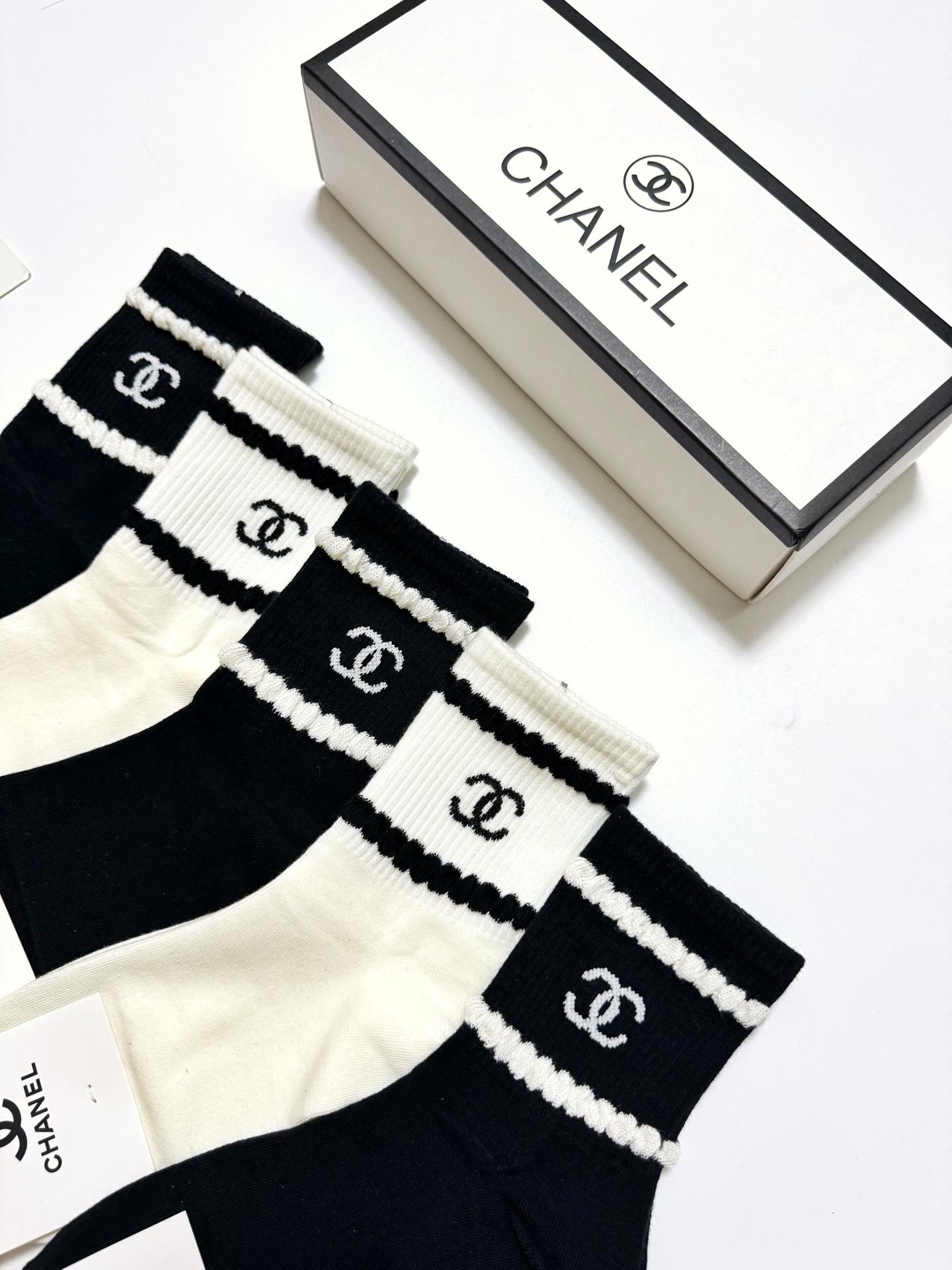  配包装
🌟【一盒5 双】
 🌟Chanel 香奈儿 经典字母logo 纯棉中筒袜   ，ins超火爆短