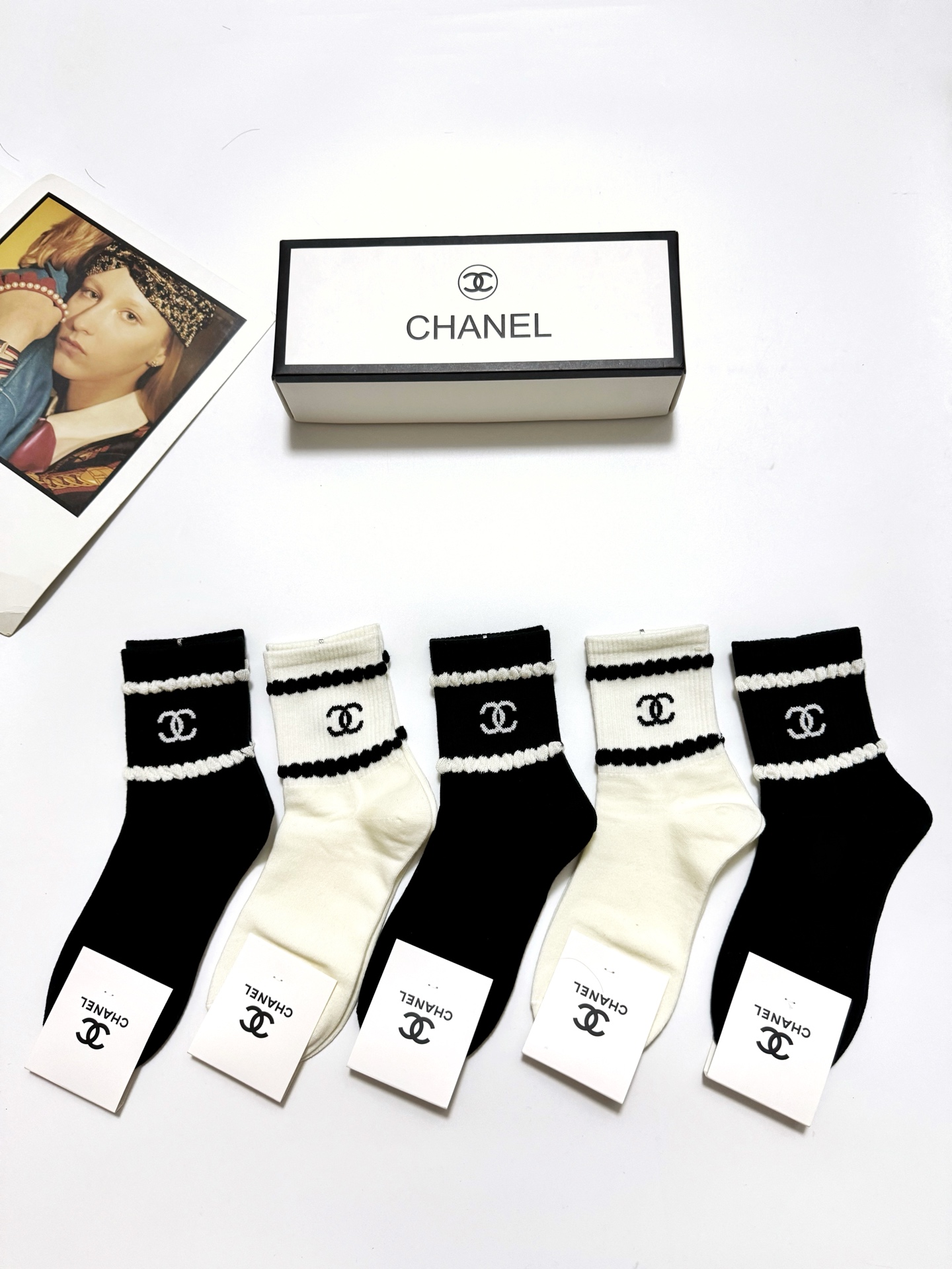  配包装
🌟【一盒5 双】
 🌟Chanel 香奈儿 经典字母logo 纯棉中筒袜   ，ins超火爆短