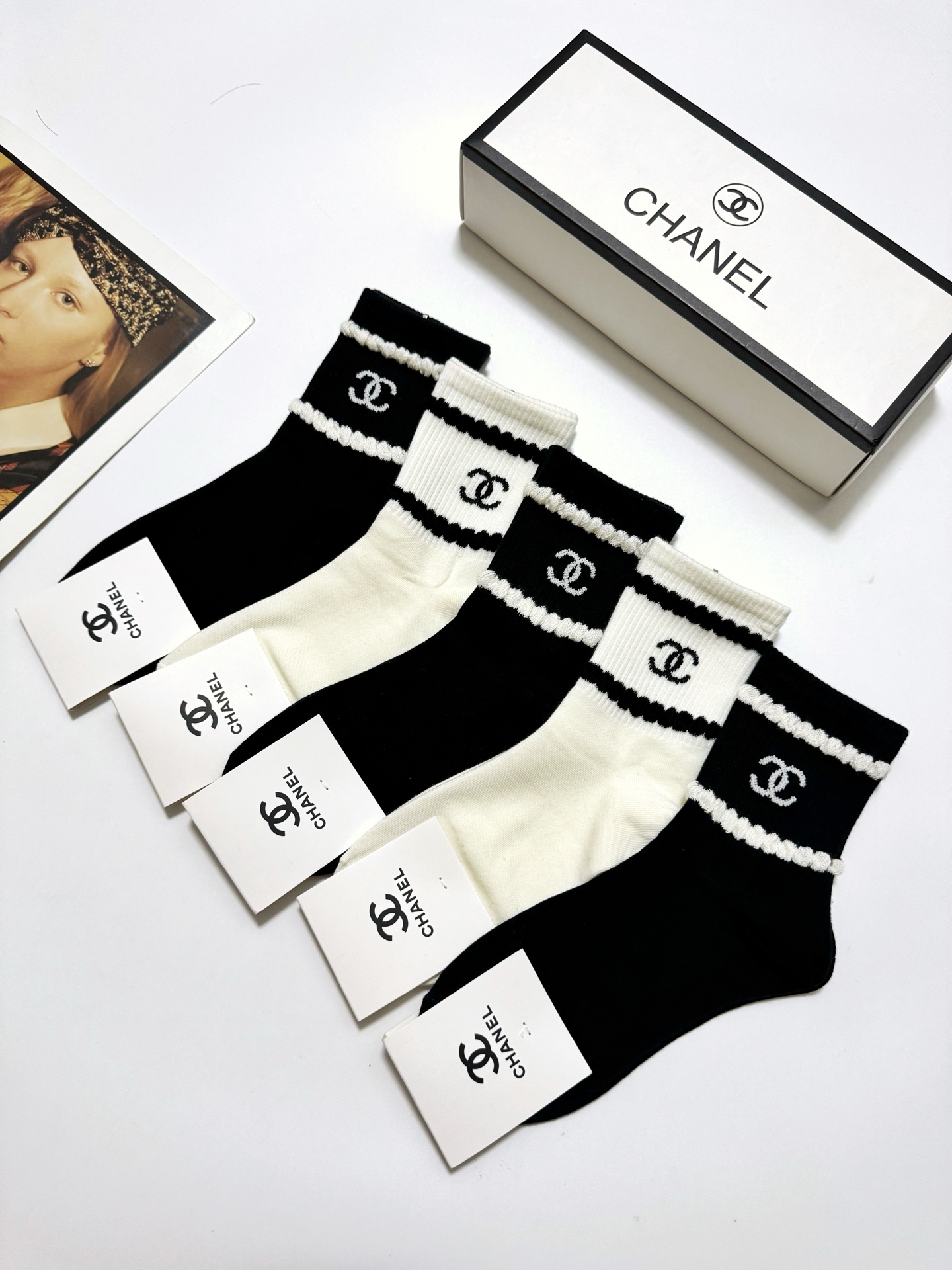  配包装
🌟【一盒5 双】
 🌟Chanel 香奈儿 经典字母logo 纯棉中筒袜   ，ins超火爆短