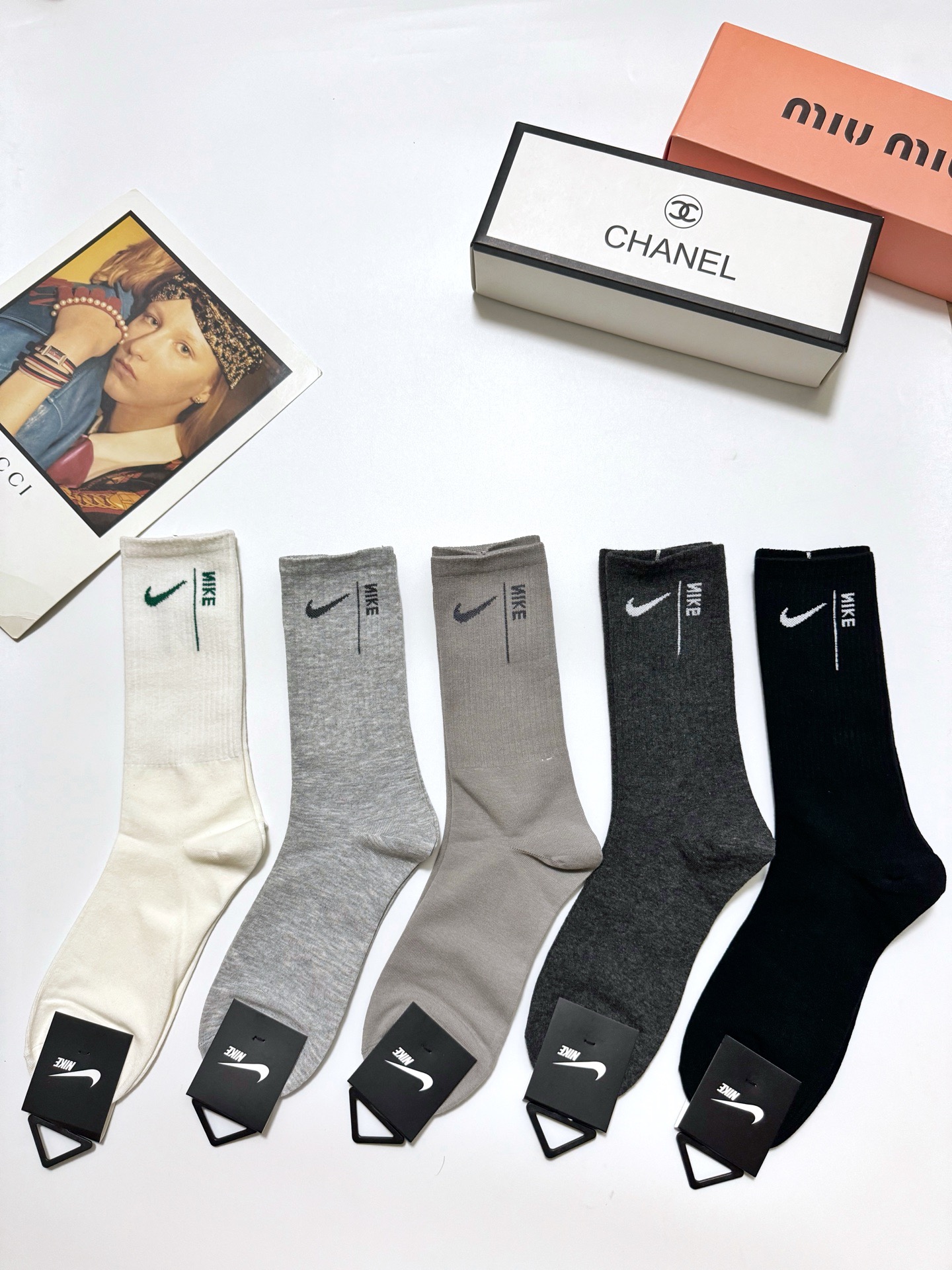  配包装
🌟【一盒5 双】
 🌟Nike 耐克 经典字母logo ins超火爆高筒袜，纯棉面料，潮人必备